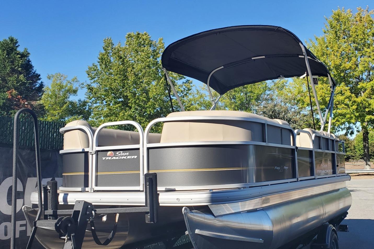 2025 SUN TRACKER PARTY BARGE 18 DLX - SUN TRACKER