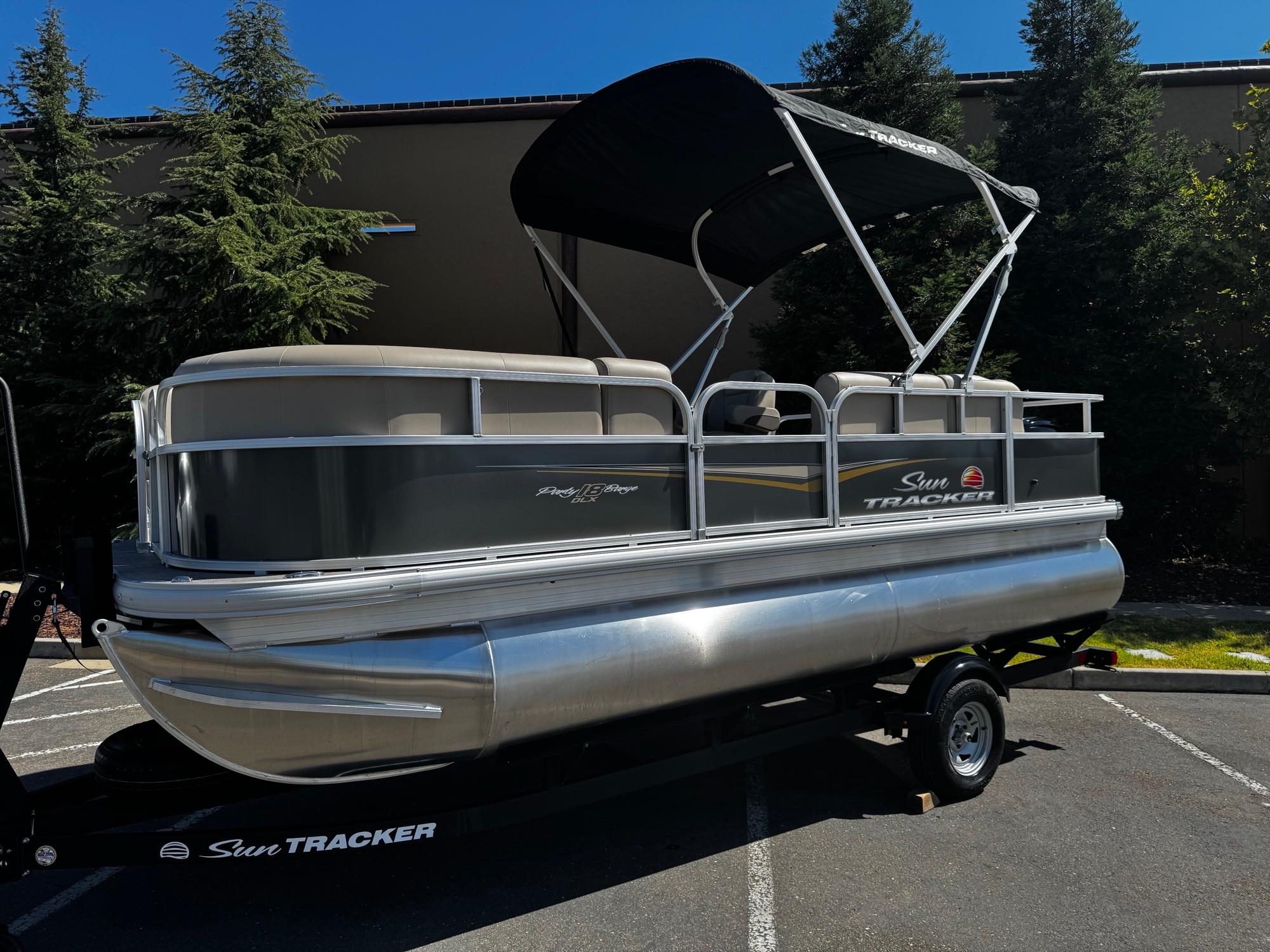 2025 SUN TRACKER PARTY BARGE 18 DLX - SUN TRACKER