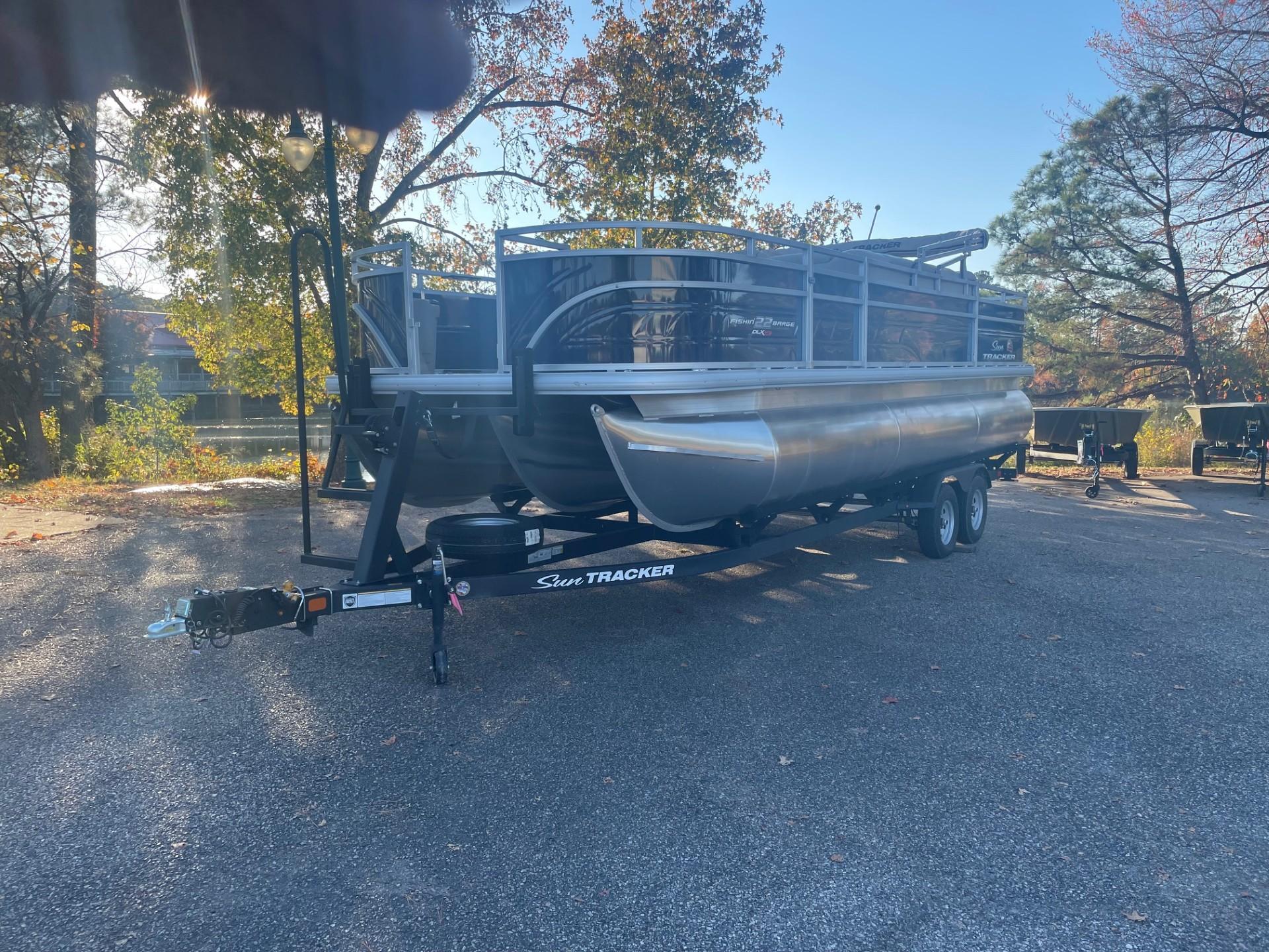 2025 SUN TRACKER FISHIN' BARGE 22 XP3 - SUN TRACKER