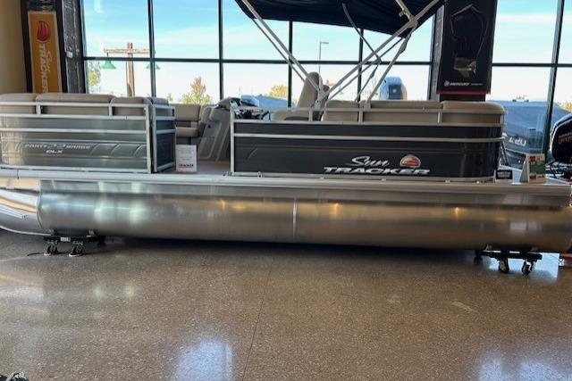 2025 SUN TRACKER PARTY BARGE 22 DLX - SUN TRACKER