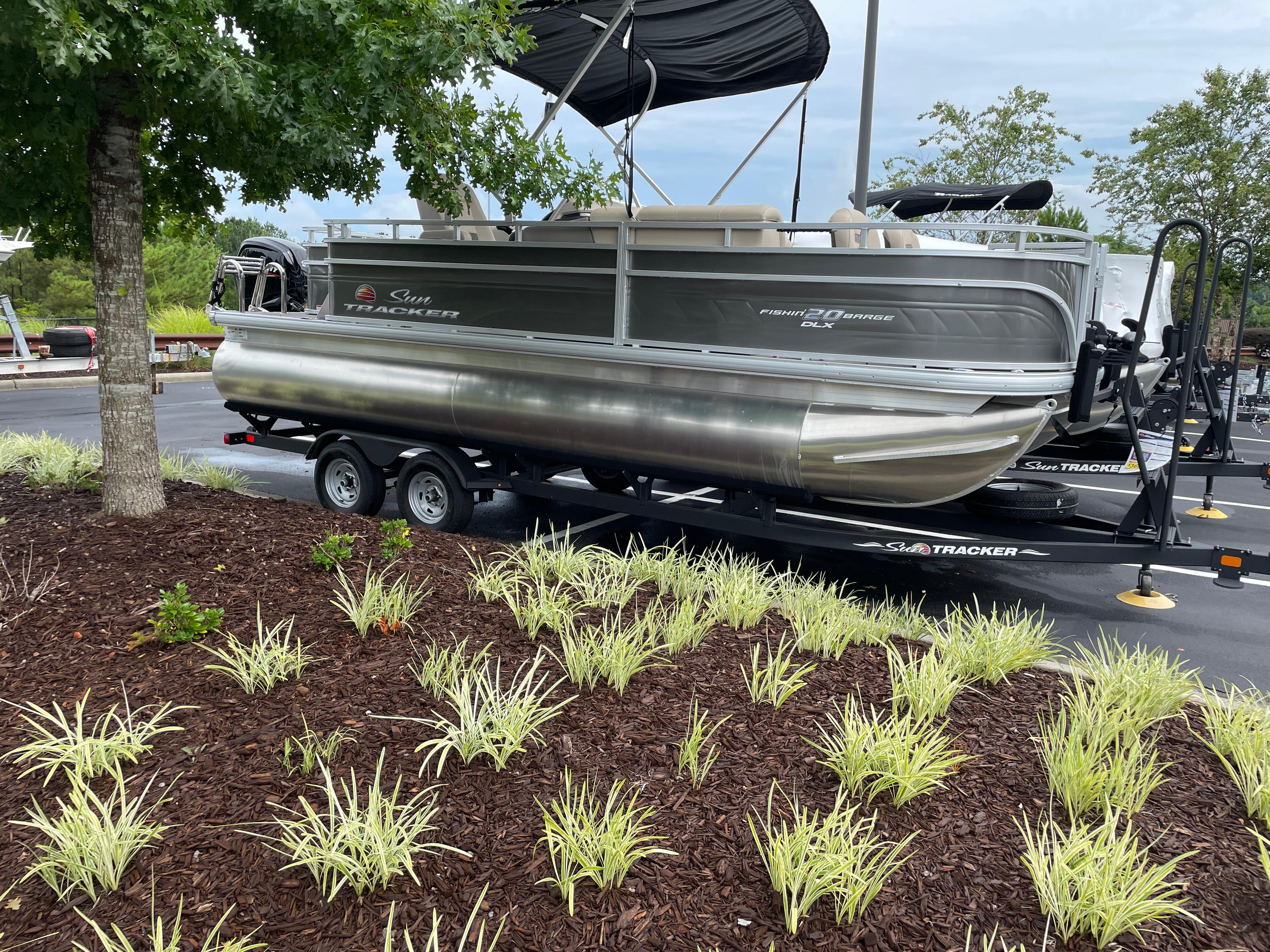 2025 SUN TRACKER FISHIN' BARGE 20 DLX - SUN TRACKER