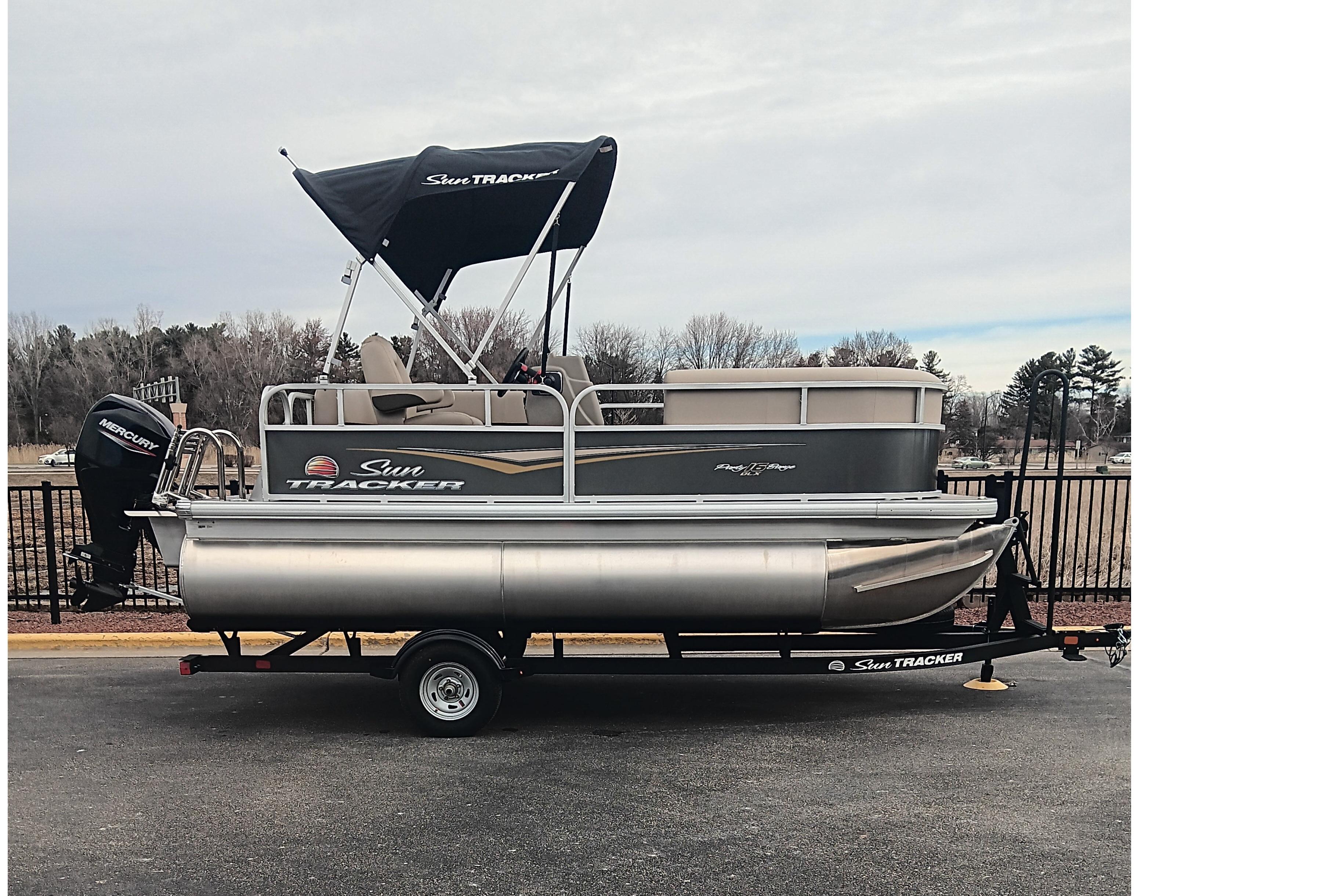2025 SUN TRACKER PARTY BARGE 18 DLX - SUN TRACKER