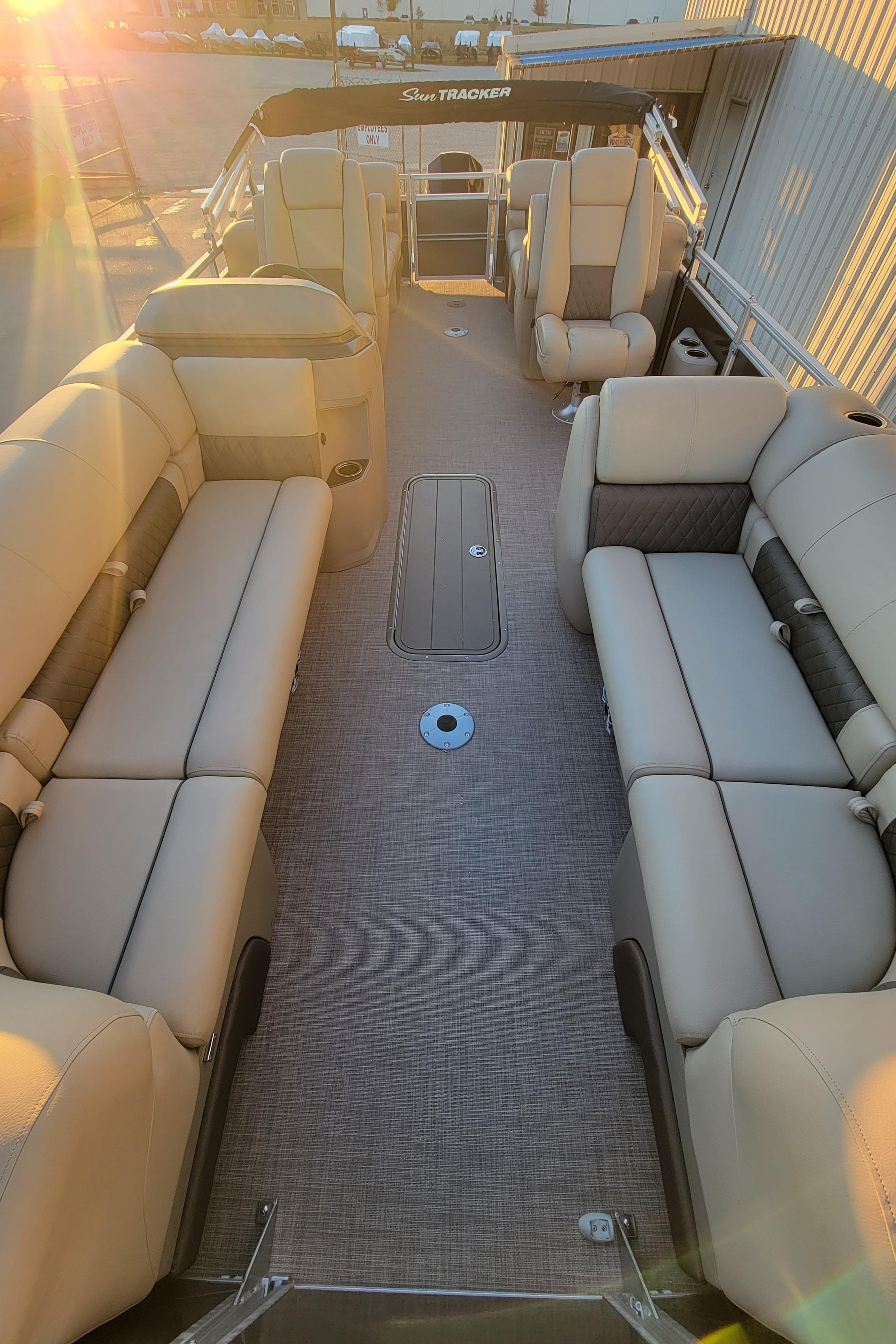 2025 SUN TRACKER PARTY BARGE 22 XP3 - SUN TRACKER