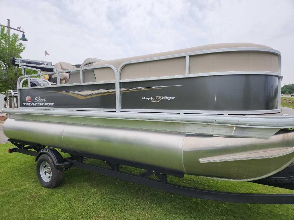 2025 SUN TRACKER PARTY BARGE 18 DLX - SUN TRACKER