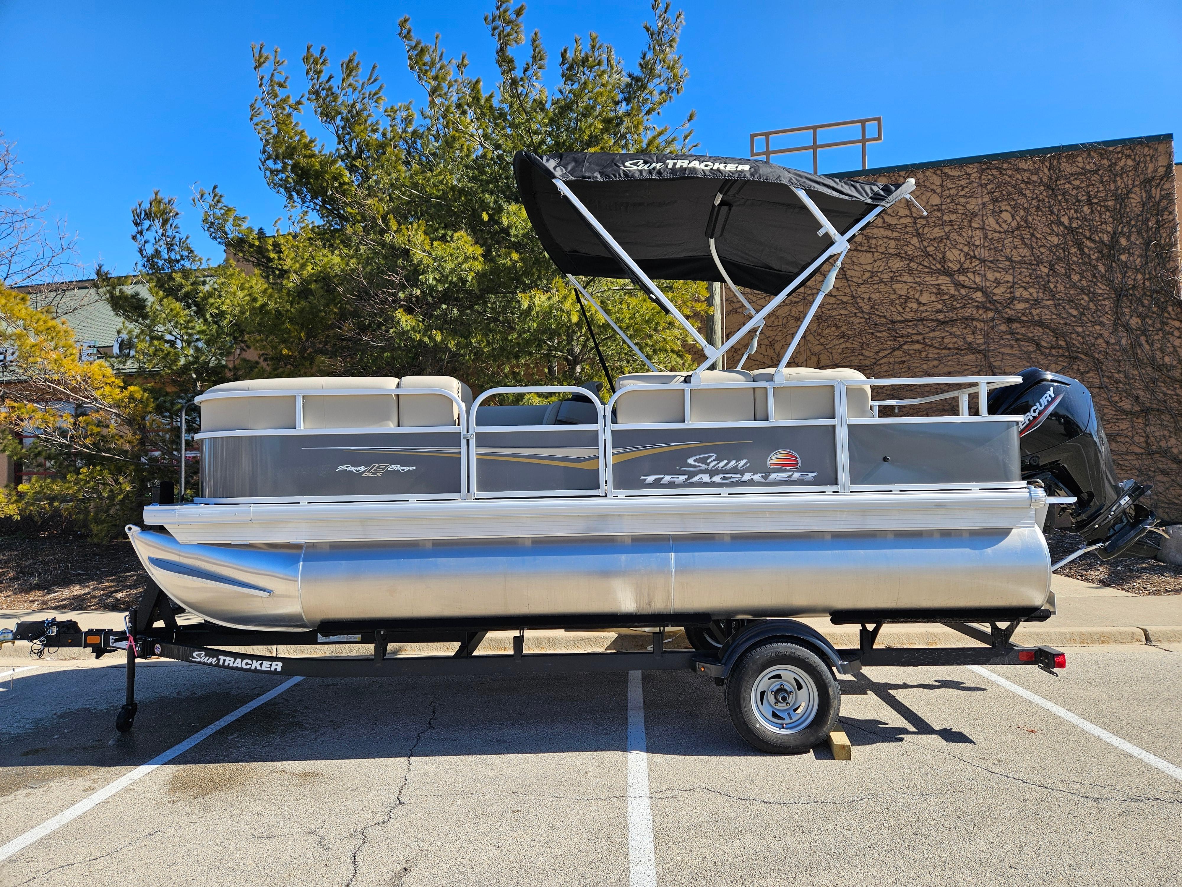 2025 SUN TRACKER PARTY BARGE 18 DLX - SUN TRACKER