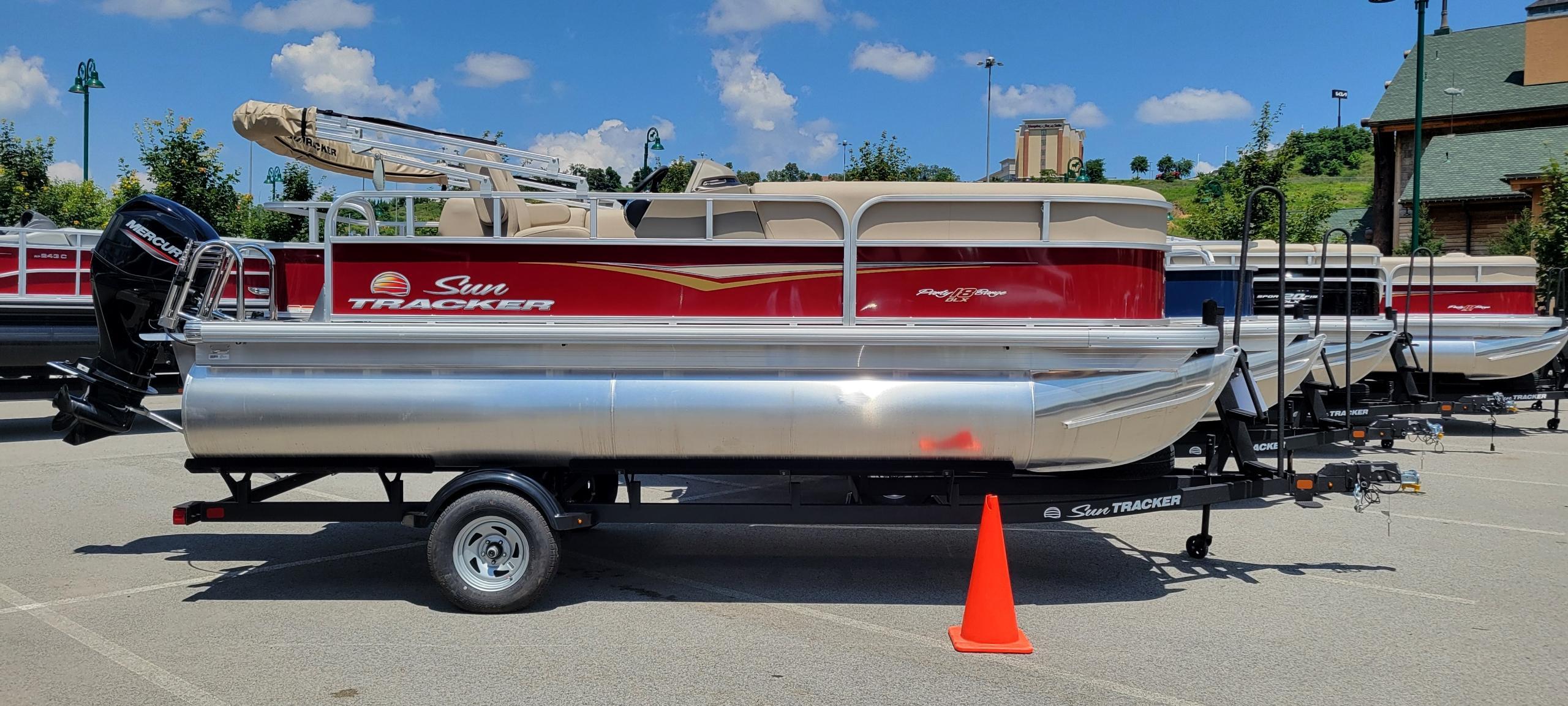 2025 SUN TRACKER PARTY BARGE 18 DLX - SUN TRACKER