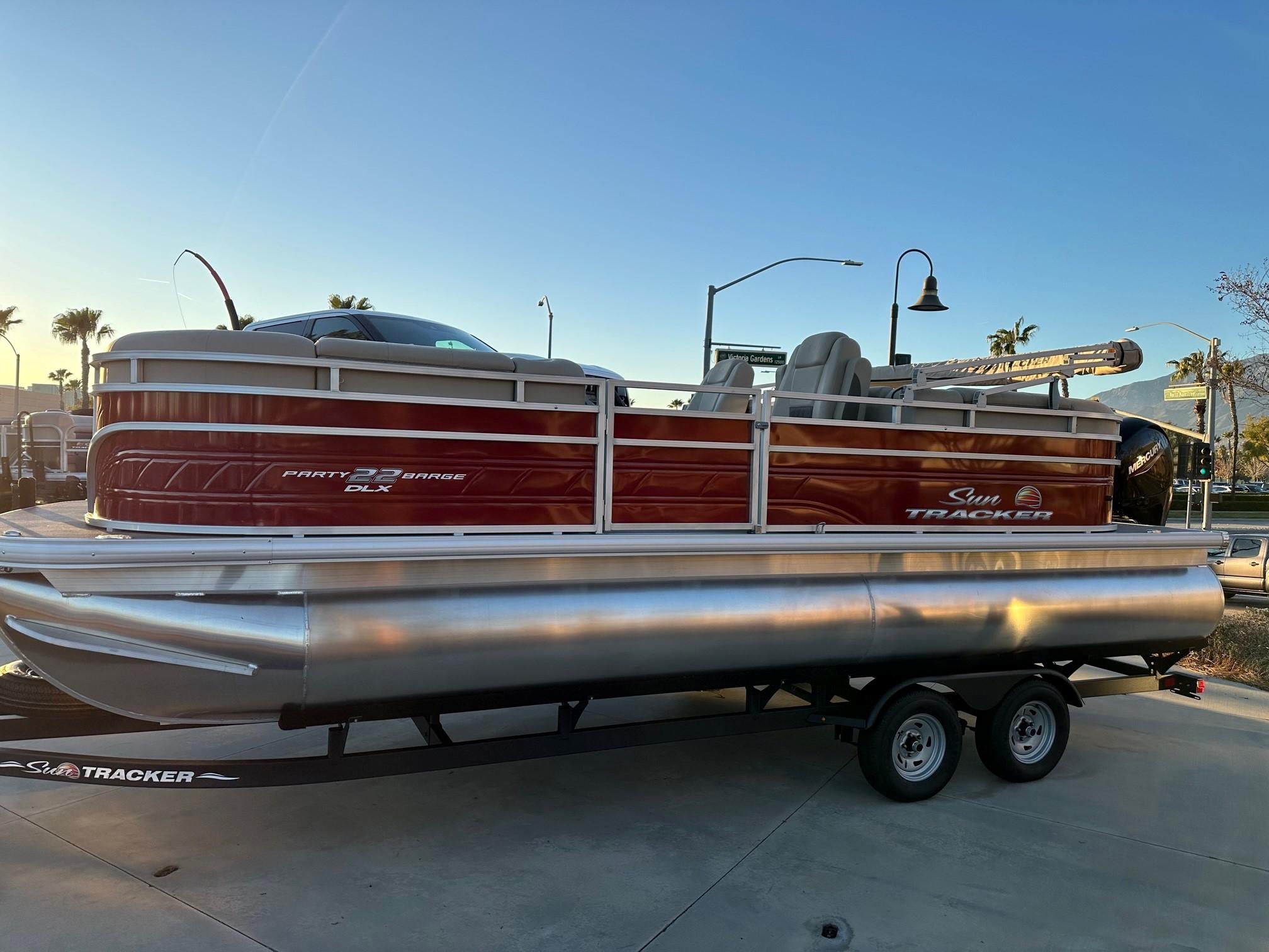 2025 SUN TRACKER PARTY BARGE 22 RF DLX - SUN TRACKER