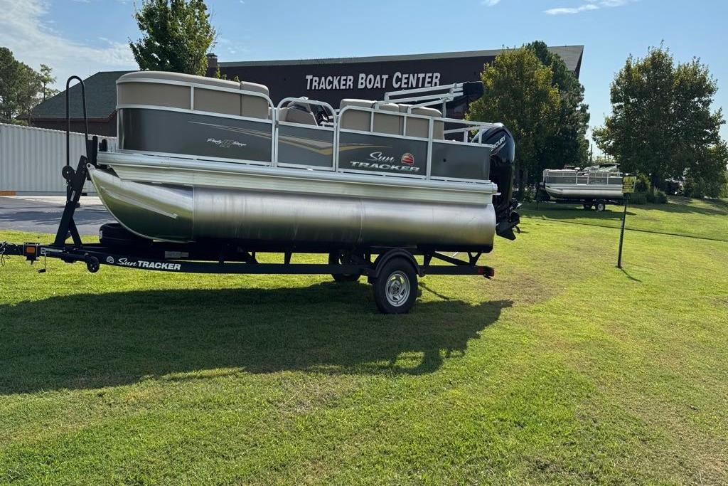 2025 SUN TRACKER PARTY BARGE 18 DLX - SUN TRACKER
