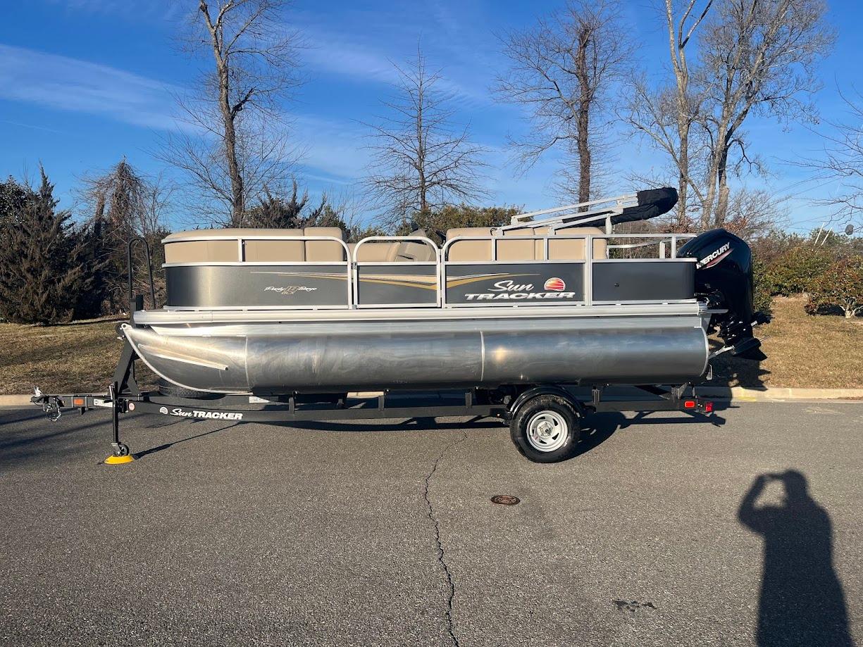 2025 SUN TRACKER PARTY BARGE 18 DLX - SUN TRACKER