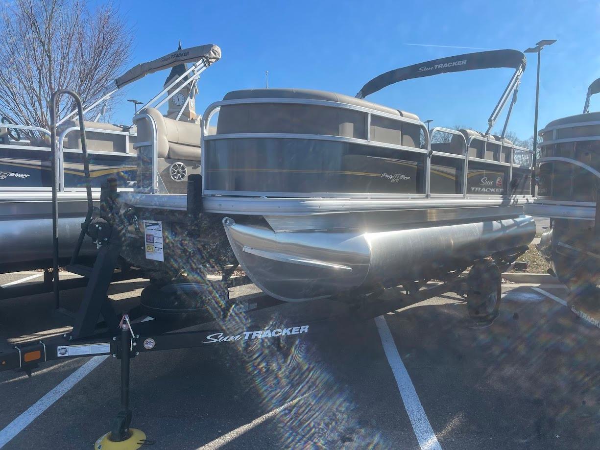 2025 SUN TRACKER PARTY BARGE 18 DLX - SUN TRACKER