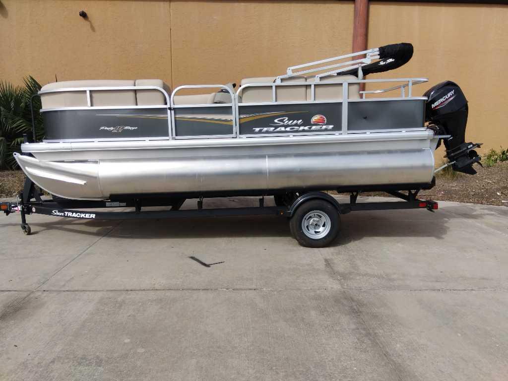 2025 SUN TRACKER PARTY BARGE 18 DLX - SUN TRACKER
