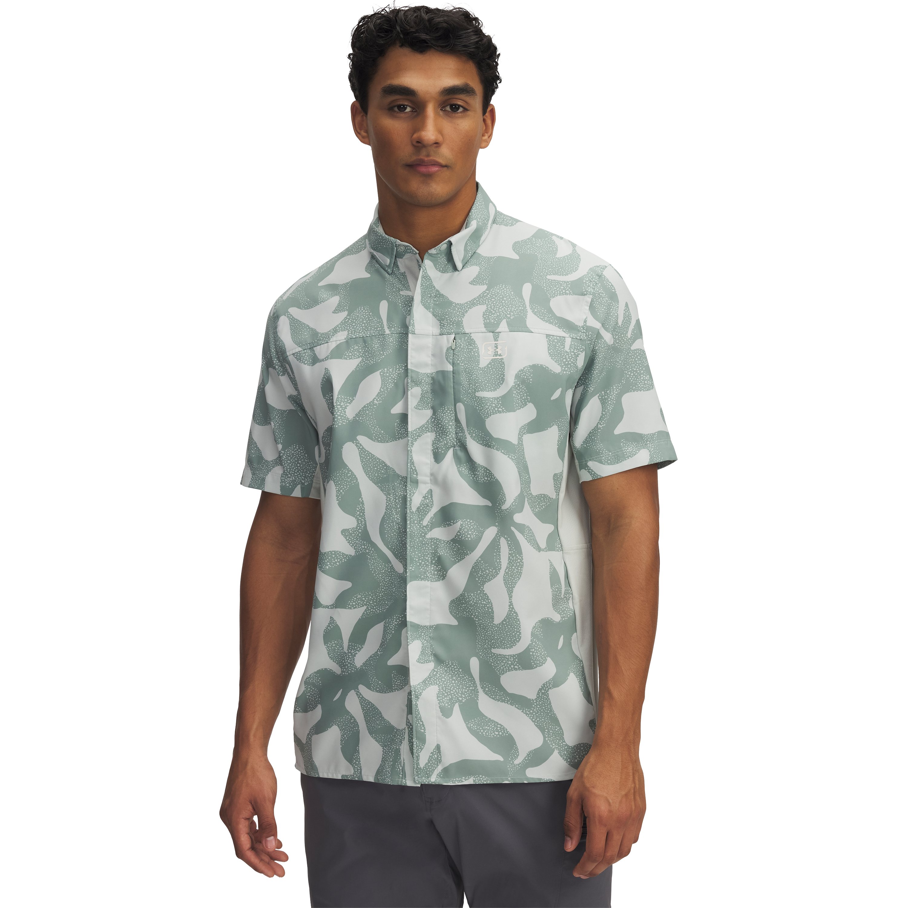 Image of Under Armour Shorebreak Hybrid Printed Woven Short-Sleeve Button-Down Shirt - Silica Green/Stone