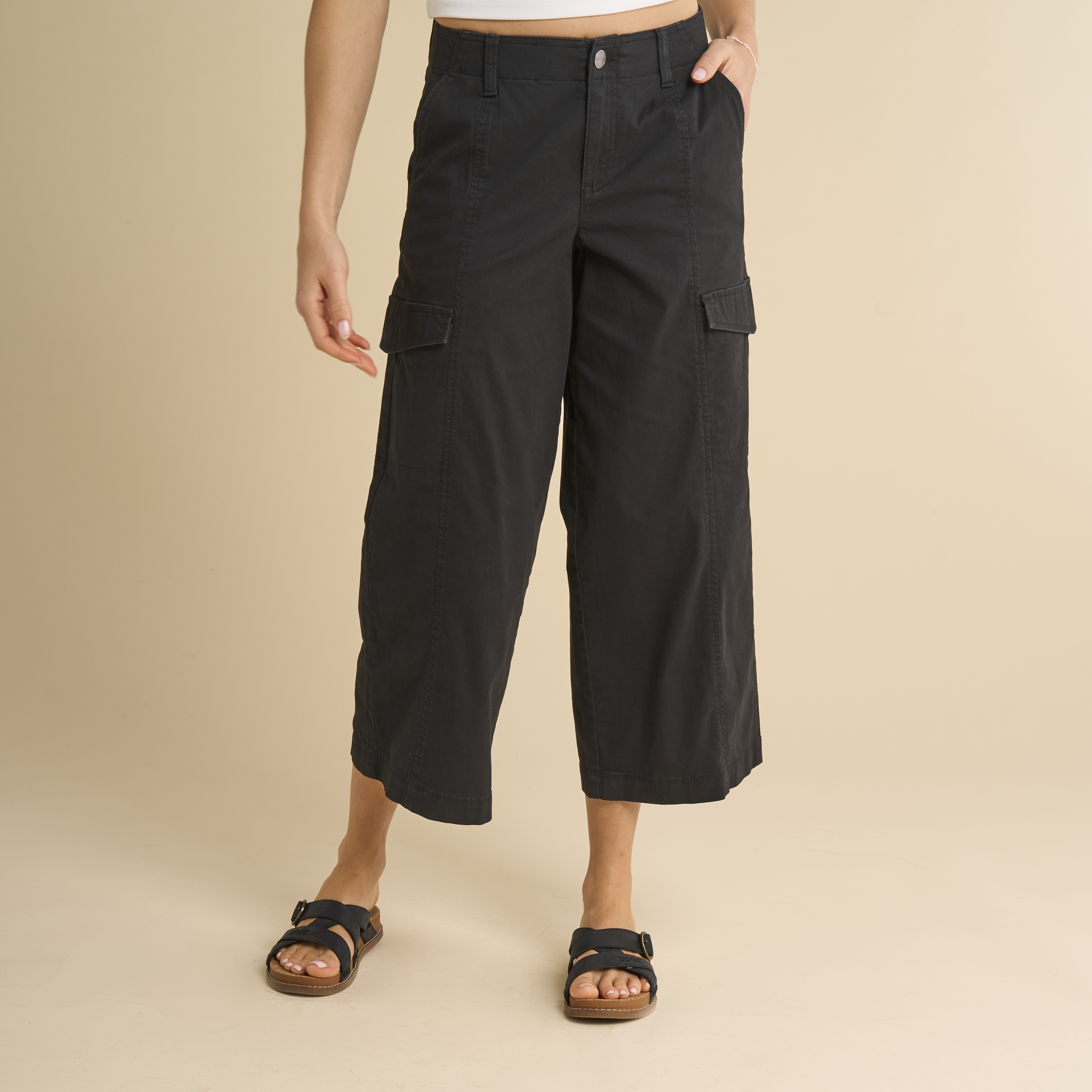 Image of Natural Reflections Marina Cargo Cropped Pants - Moonless Night