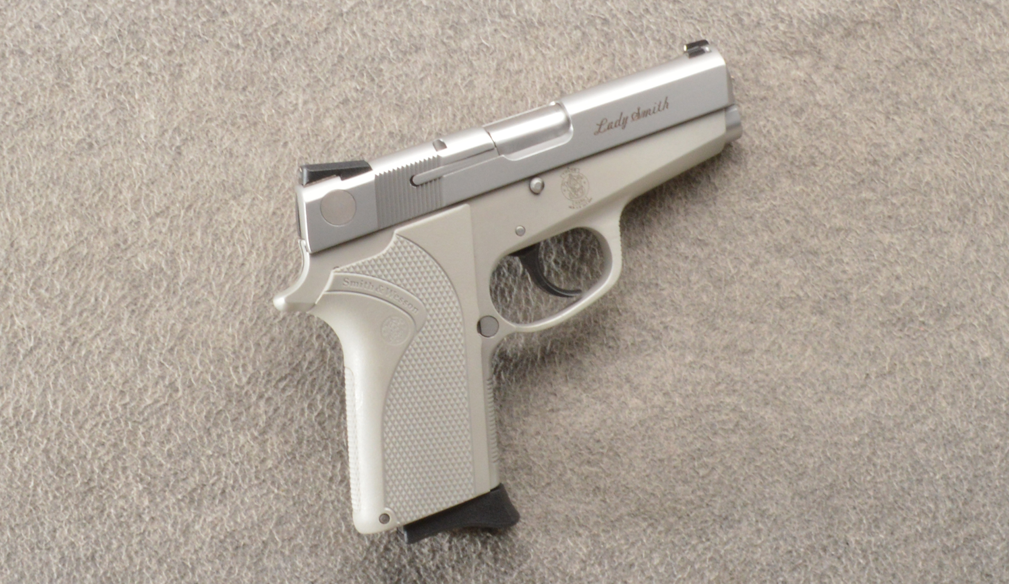 Image of Smith & Wesson ~ 3913 ~ Lady Smith ~ 9MM