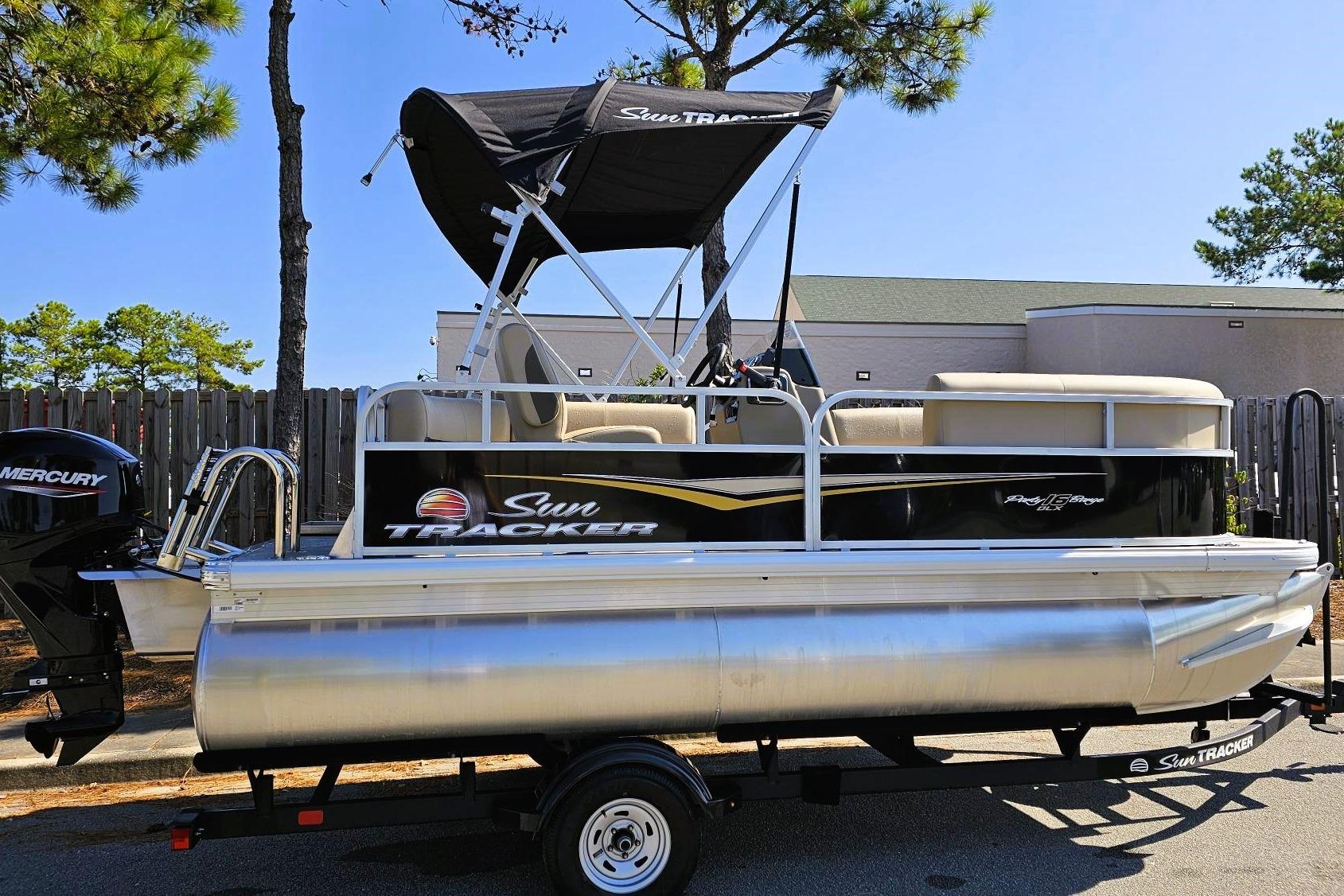 Image of 2025 SUN TRACKER PARTY BARGE 16 DLX