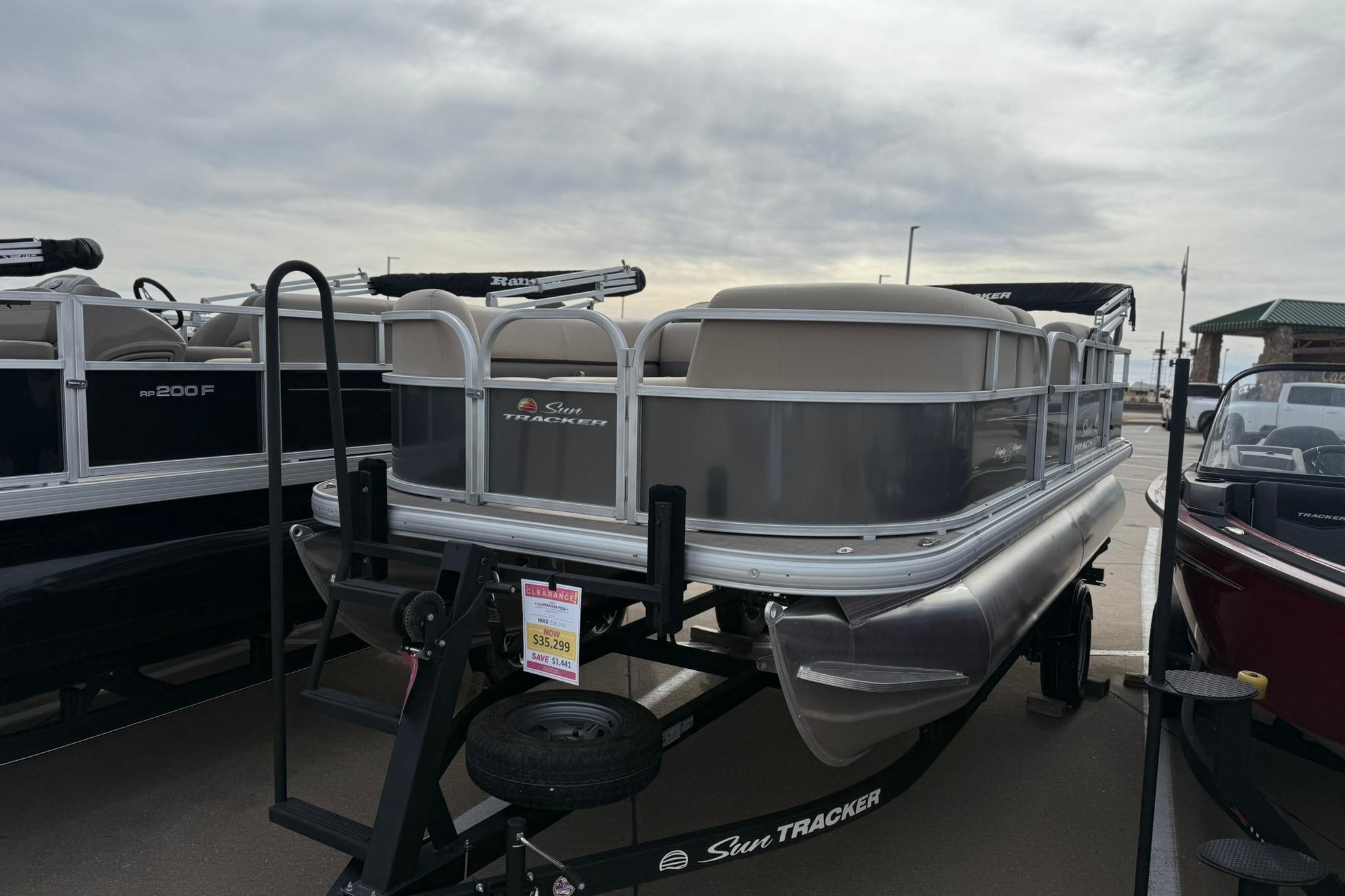 Image of 2025 SUN TRACKER PARTY BARGE 18 DLX