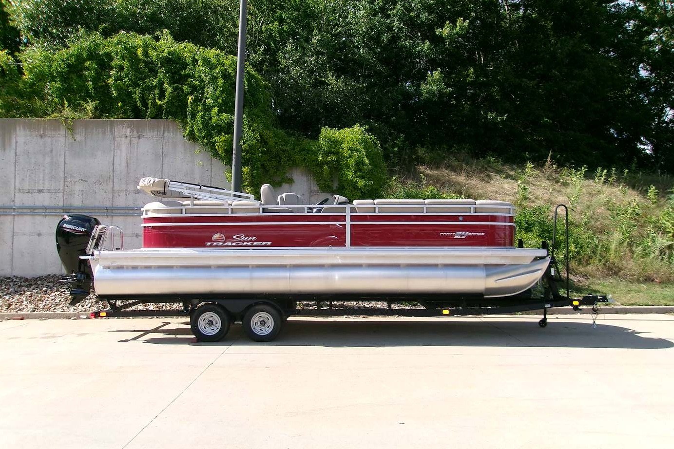 Image of 2025 SUN TRACKER PARTY BARGE 24 DLX