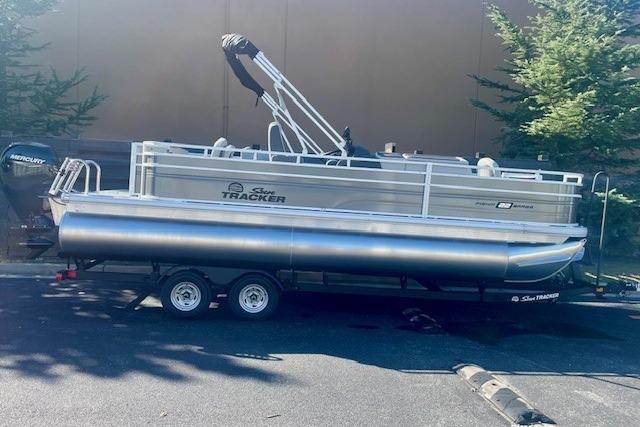 Image of 2026 SUN TRACKER FISHIN' BARGE® 22 DLX