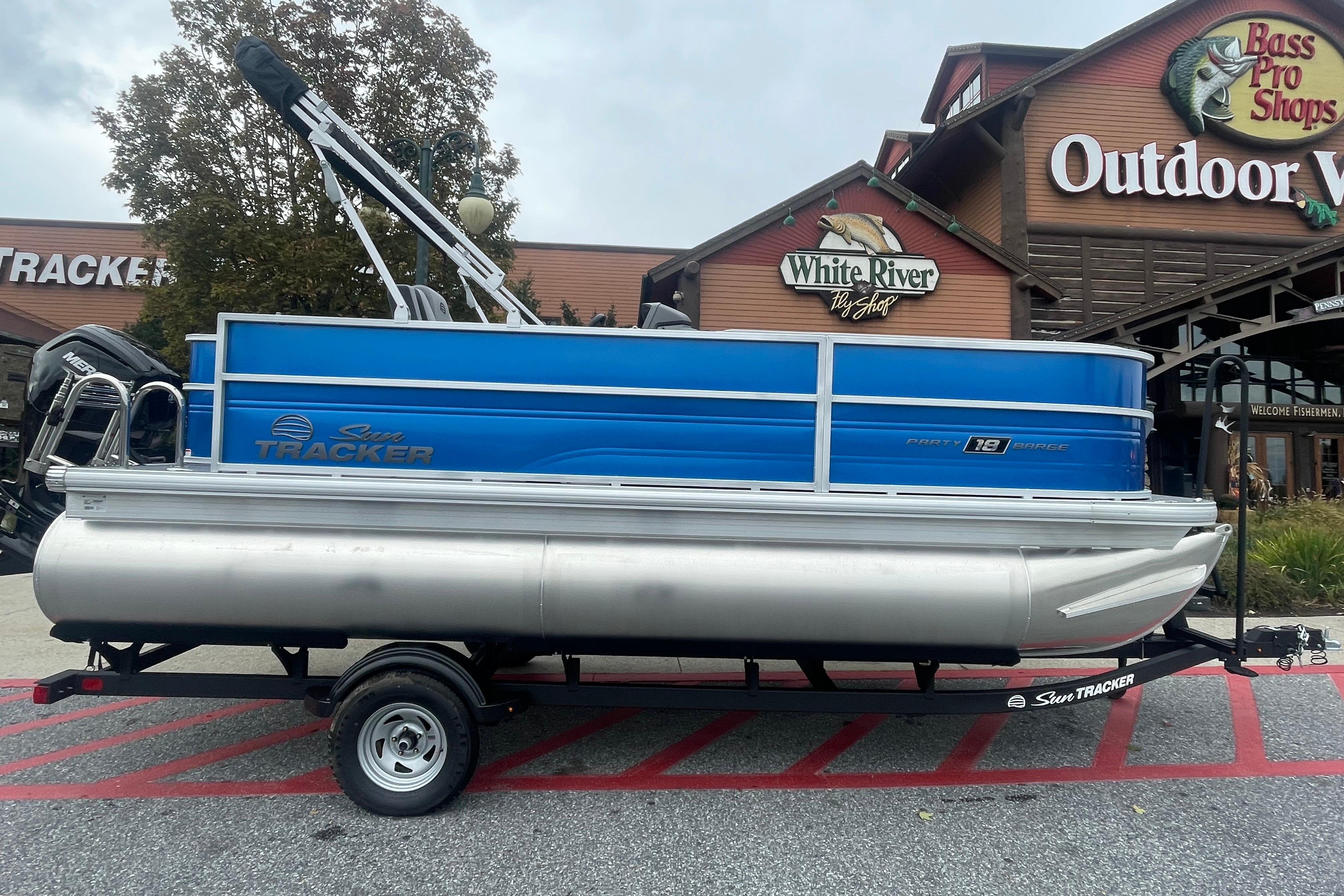 Image of 2026 SUN TRACKER PARTY BARGE® 18 DLX
