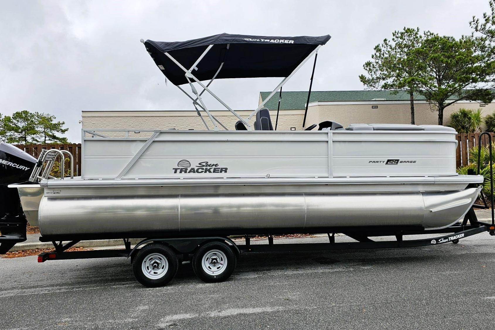 Image of 2026 SUN TRACKER PARTY BARGE® 22 RF XP3