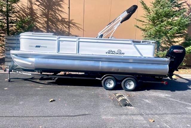 Image of 2026 SUN TRACKER PARTY BARGE® 22 RF DLX