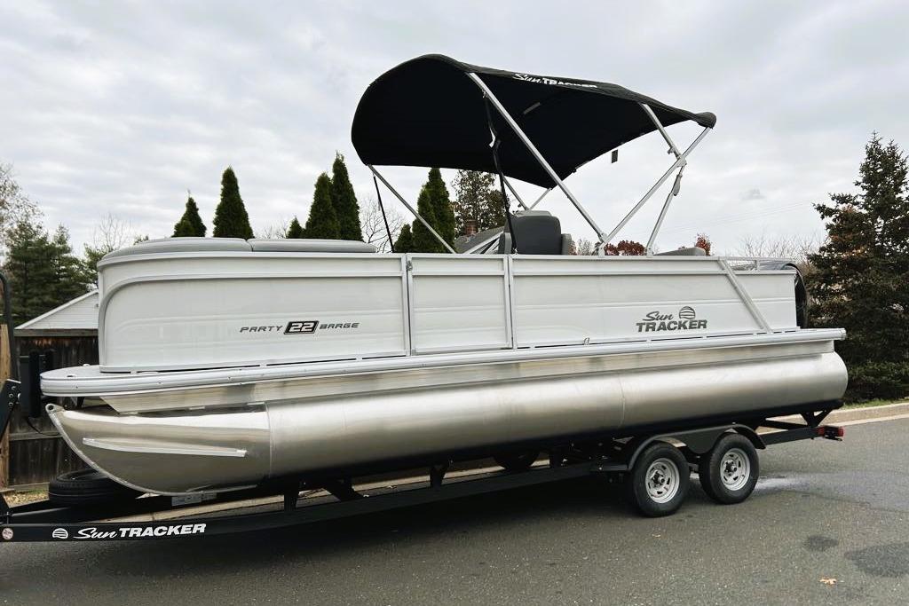 Image of 2026 SUN TRACKER PARTY BARGE 22 RF DLX