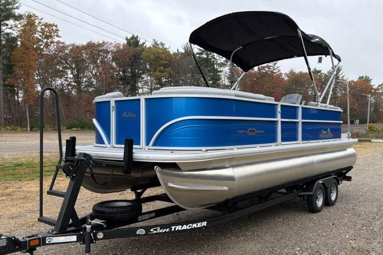 Image of 2026 SUN TRACKER PARTY BARGE 22 DLX