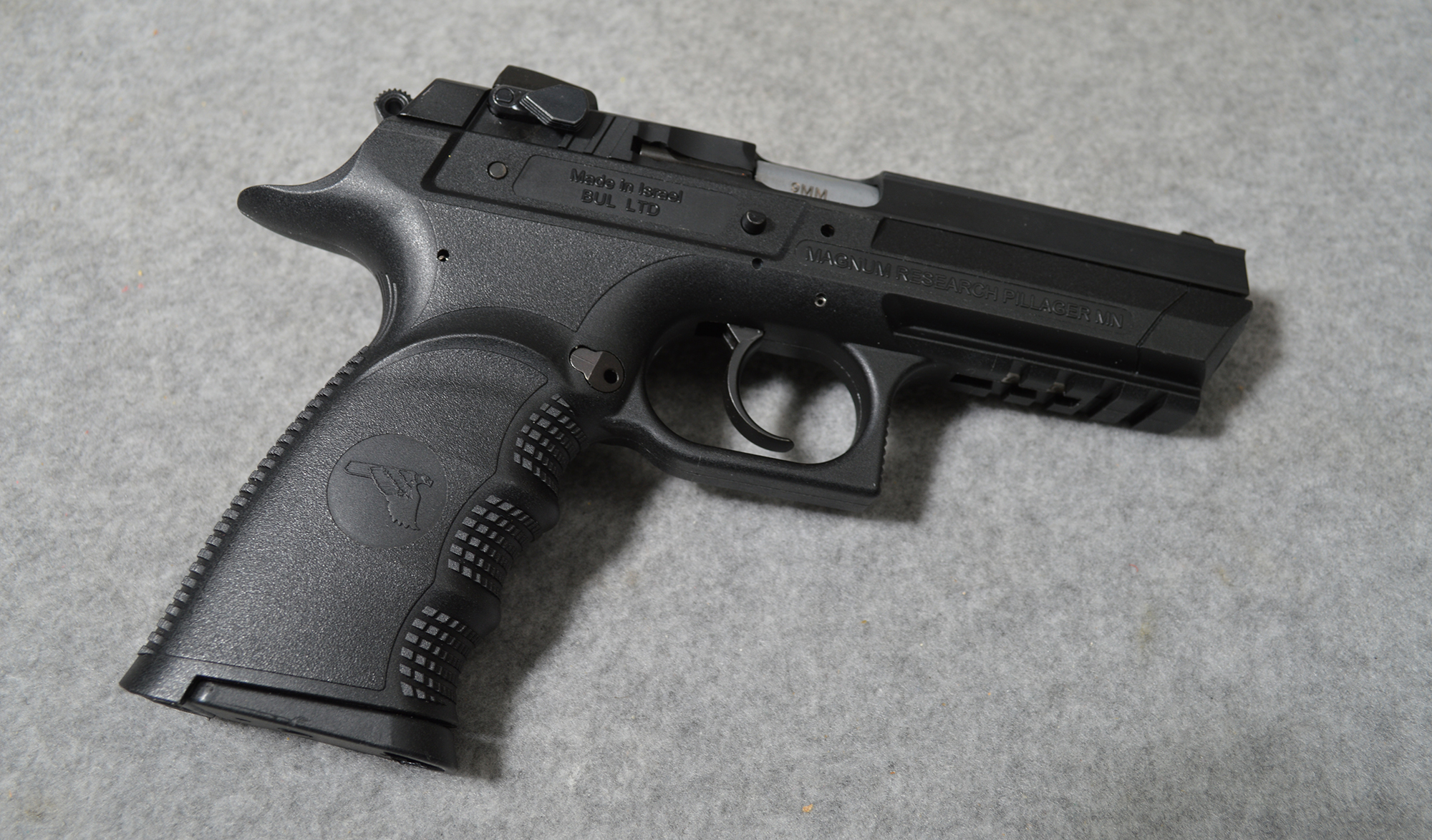 Magnum Research ~ Desert Eagle ~ 9 MM luger - Sig Sauer