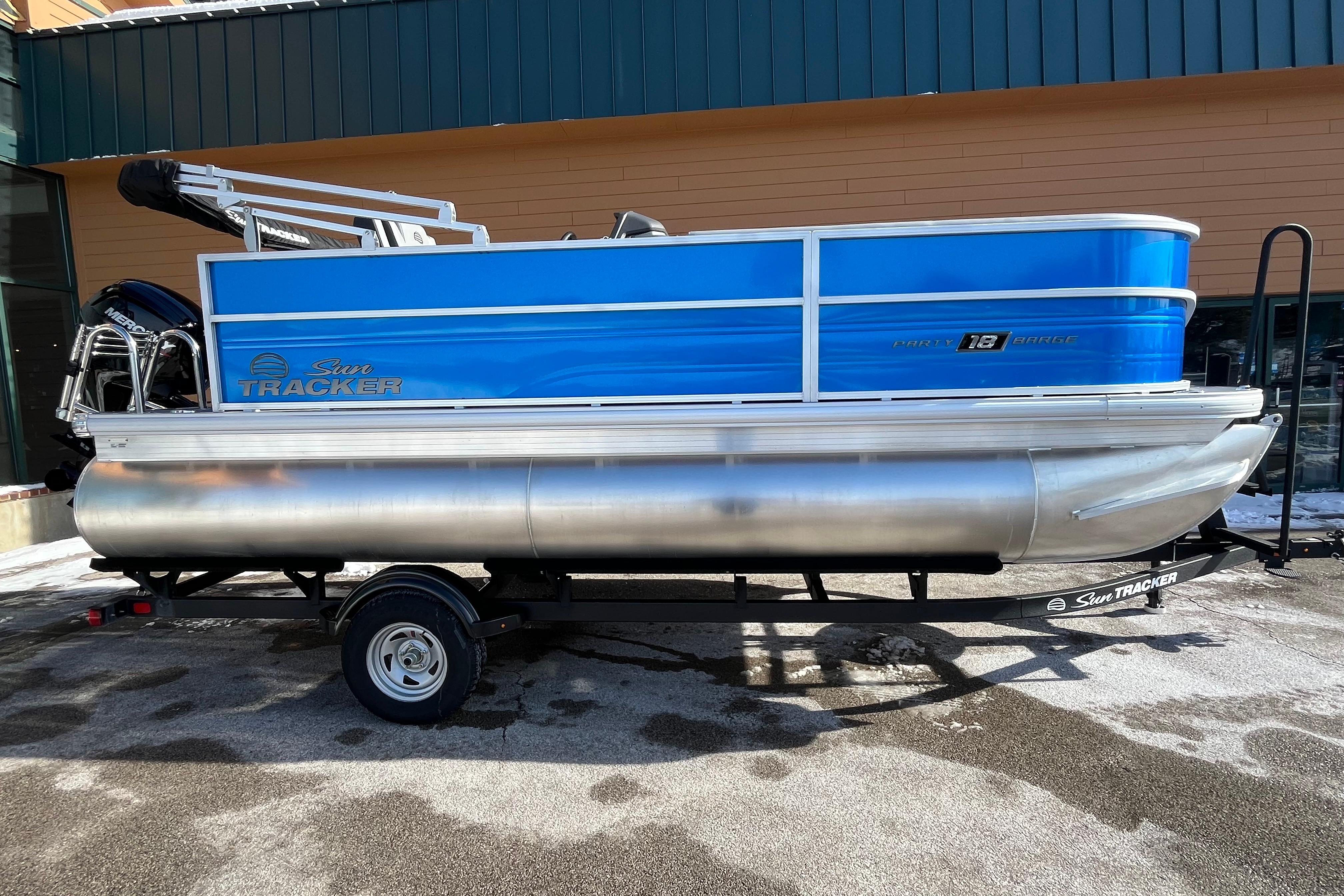 Image of 2026 SUN TRACKER PARTY BARGE 18 DLX