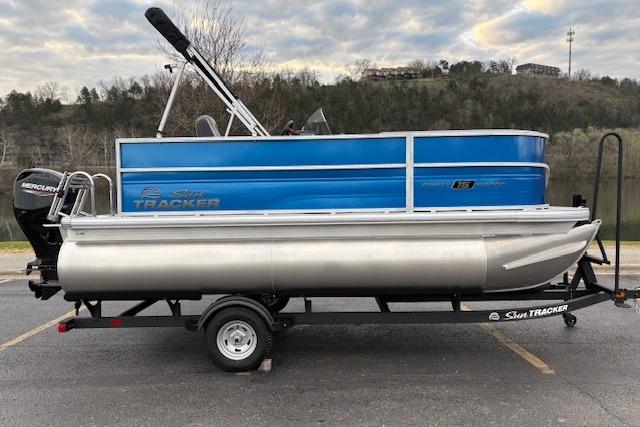 Image of 2026 SUN TRACKER PARTY BARGE 16 DLX