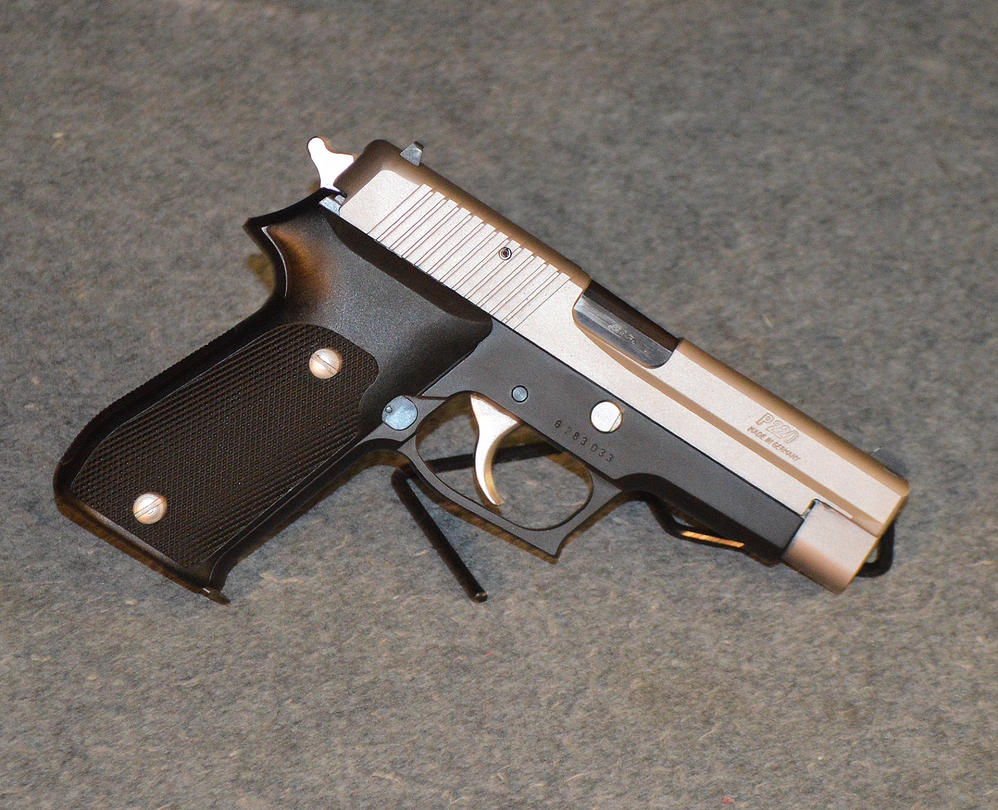 Sig Sauer ~ P220 ~ .45 Auto - Sig Sauer