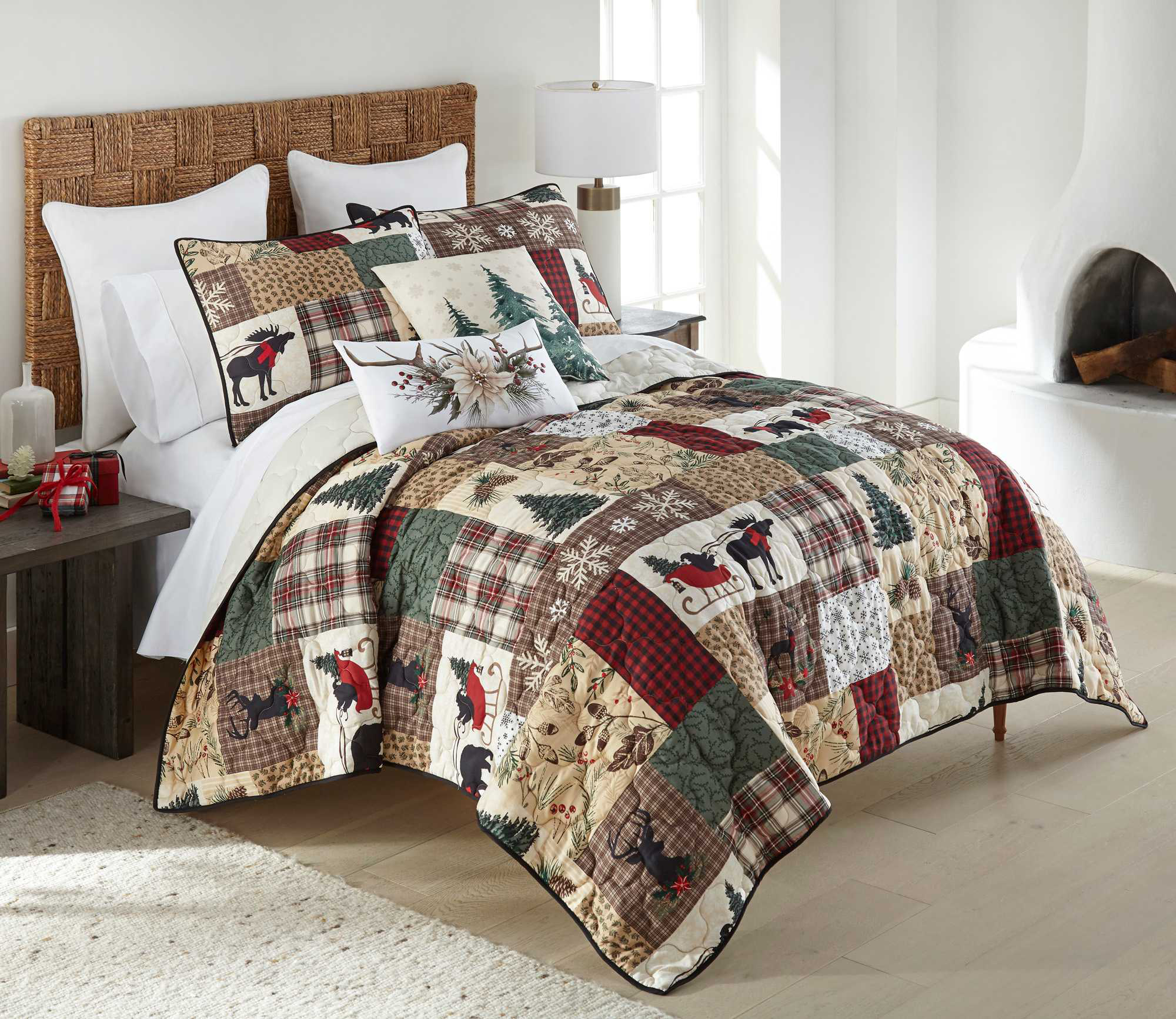 Image of Donna Sharp Dashing by Your Lifestyle Lightweight Holiday Quilt Set