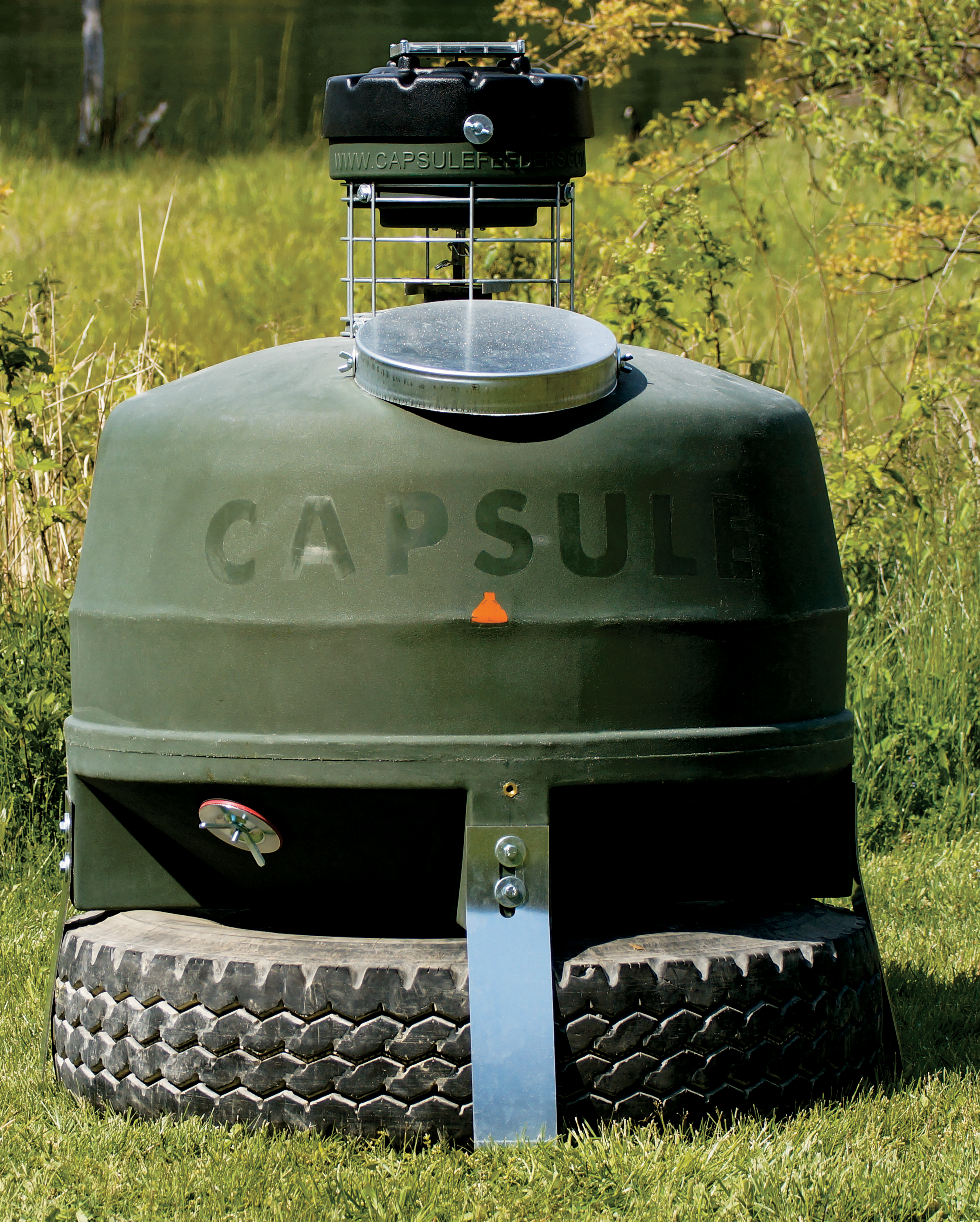 Image of Capsule Feeder Ground-Sitting Capsule Feeder - 800 lbs.