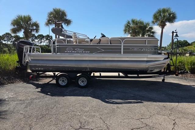 Image of Pre-Owned 2017 Sun Tracker Party Barge 20 DLX