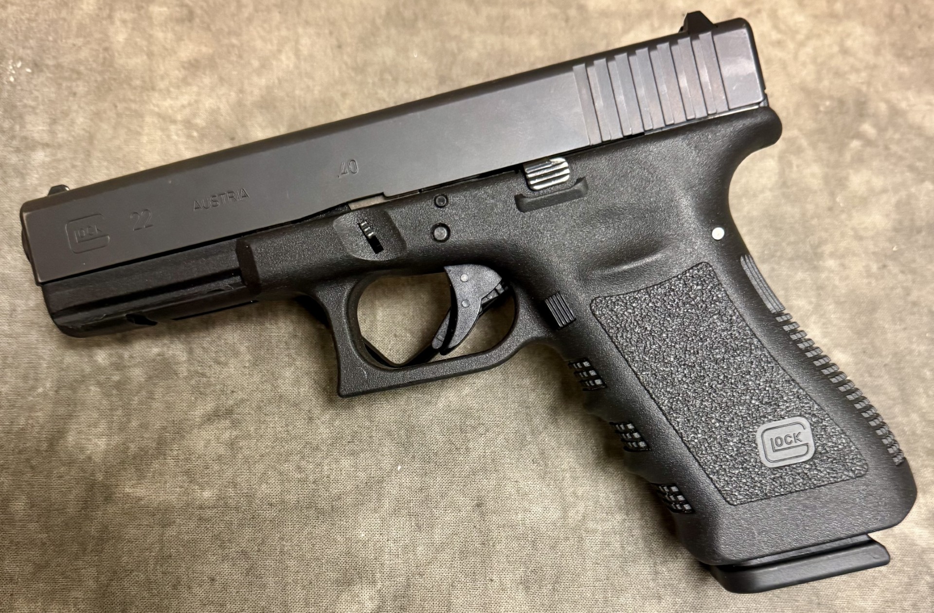 Image of Glock~22 Gen3~.40 S&W