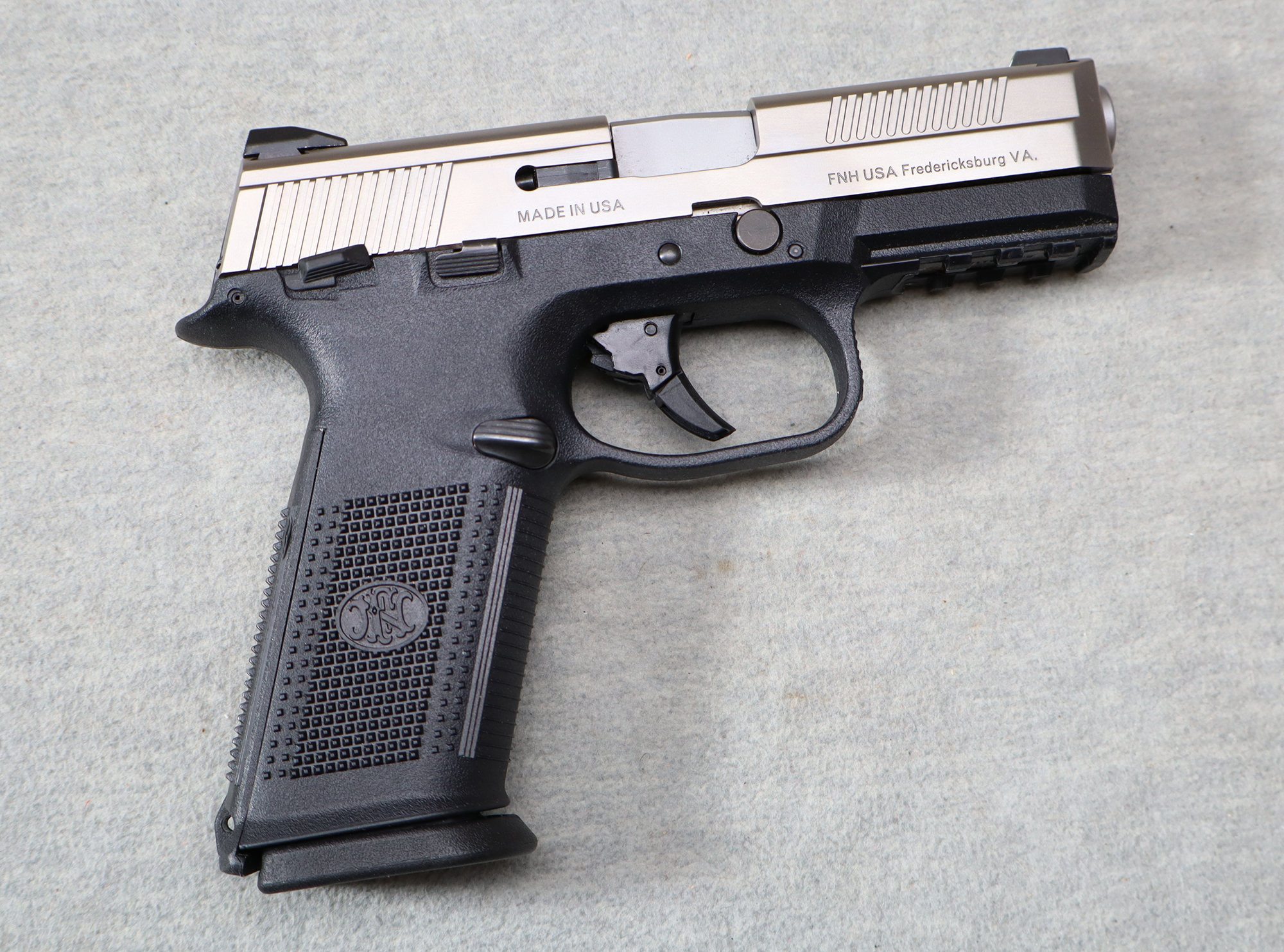 Image of FNH ~ FNS-40 ~ .40 S&W