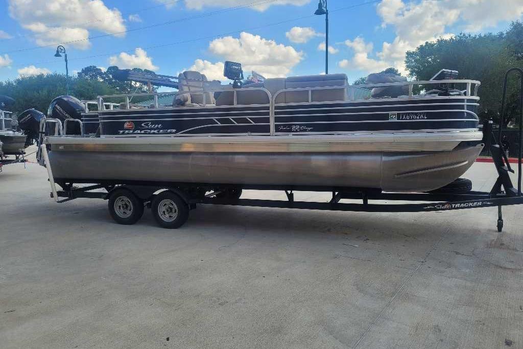 Image of Pre-Owned 2022 Sun Tracker Fishin Barge 22 DLX