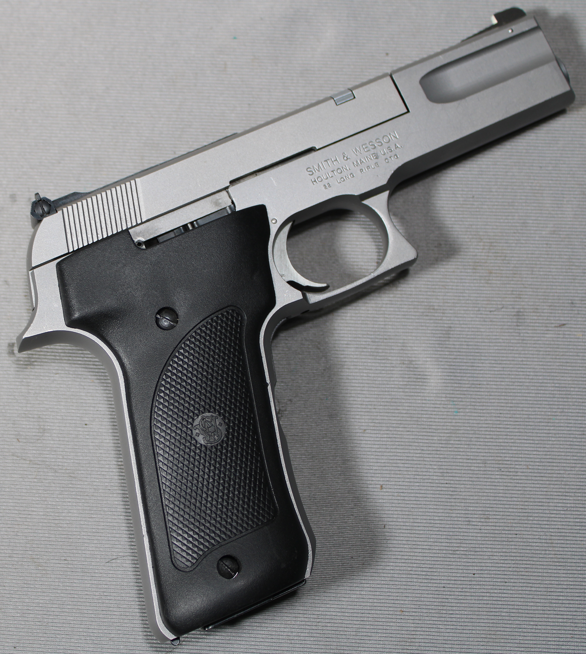 Image of Smith & Wesson ~ Model 2206 ~ .22 Long Rifle