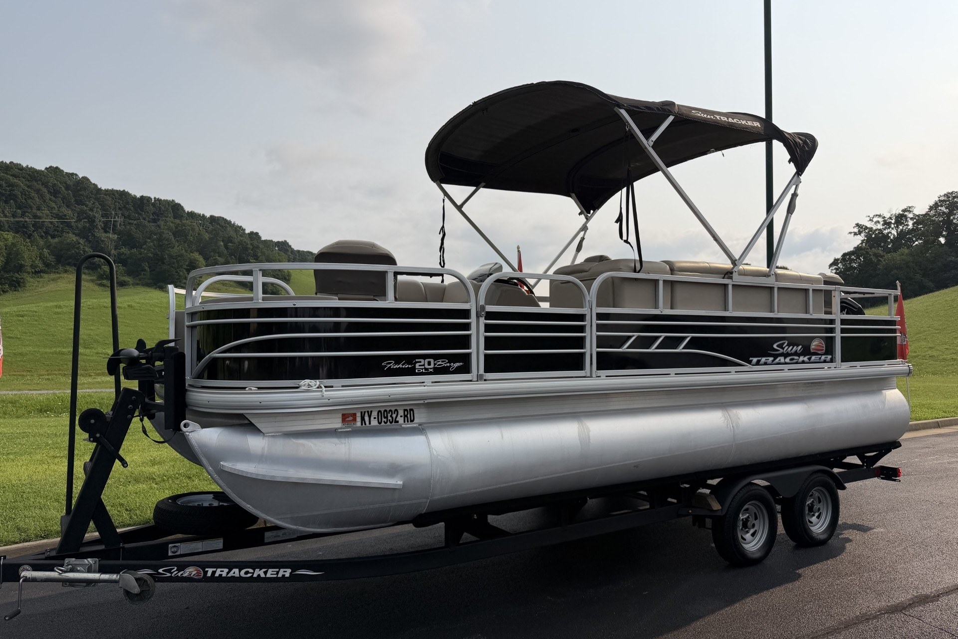 Image of Pre-Owned 2021 Sun Tracker Fishin Barge 20 DLX
