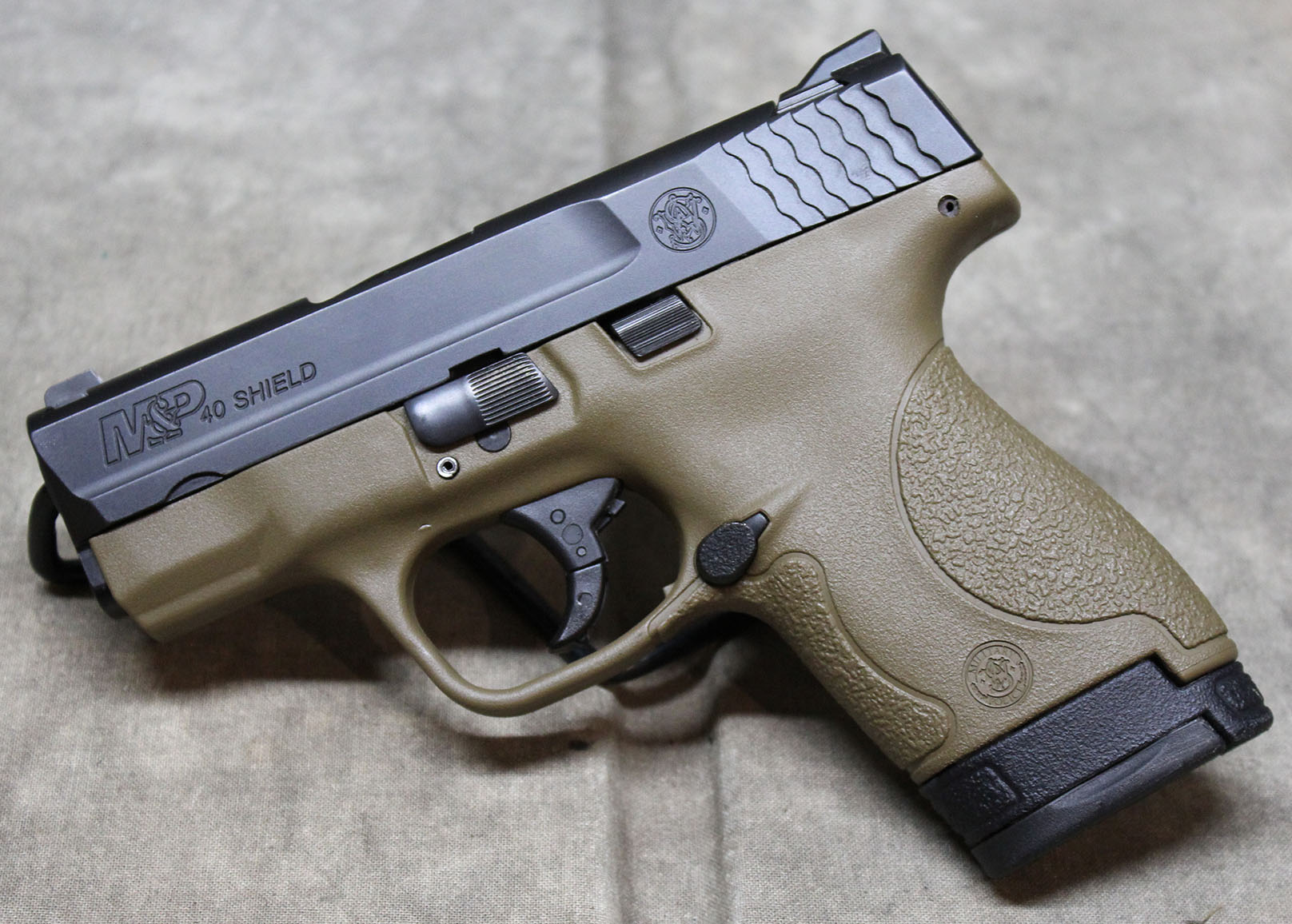 Smith &Wesson ~ M&ampP 40 Shield ~ .40 - Smith & Wesson