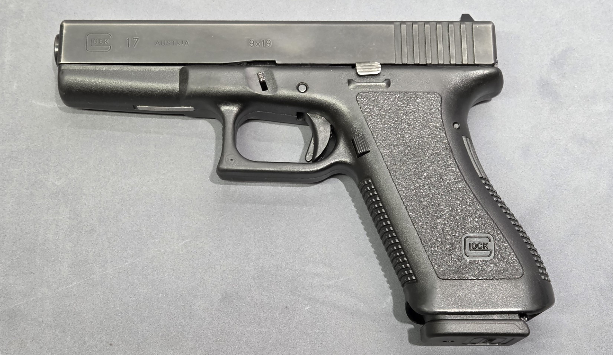 Image of "GLOCK 17 GEN 2 WITH FACTORY ""TUPERWARE"" CASE"