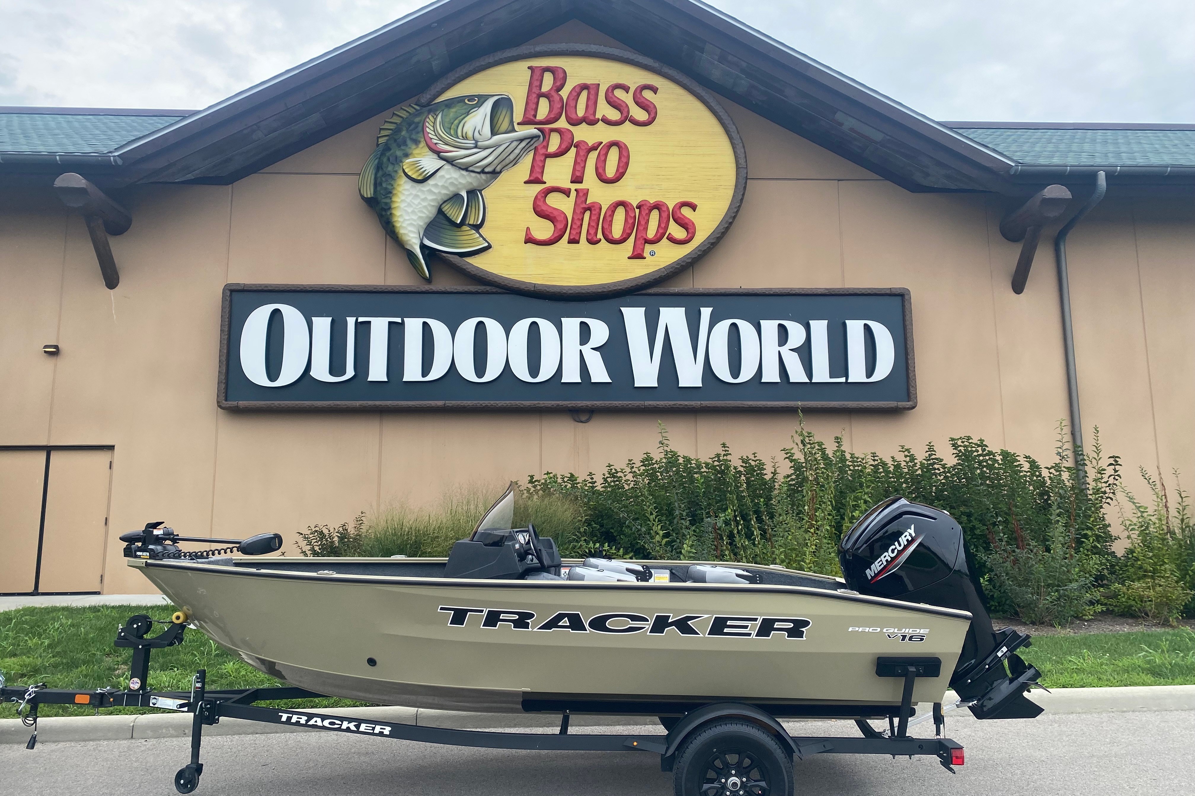 Image of 2027 TRACKER PRO GUIDE V-16 SC
