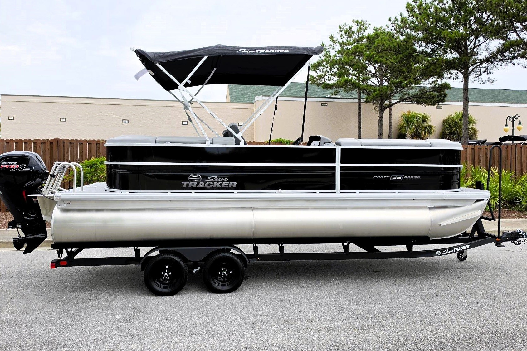 Image of 2027 SUN TRACKER PARTY BARGE 22 DLX