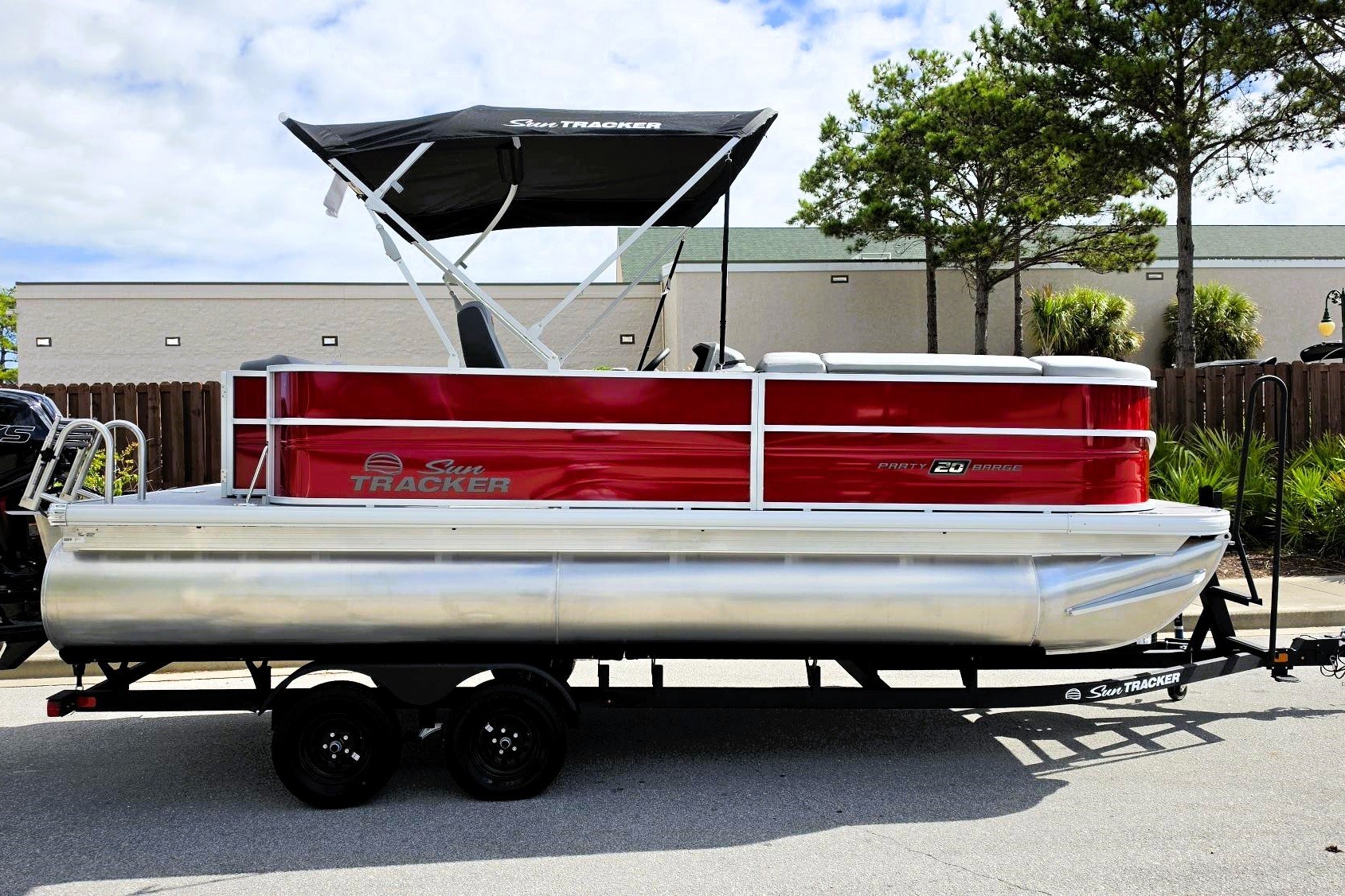 2027 SUN TRACKER PARTY BARGE 20 DLX