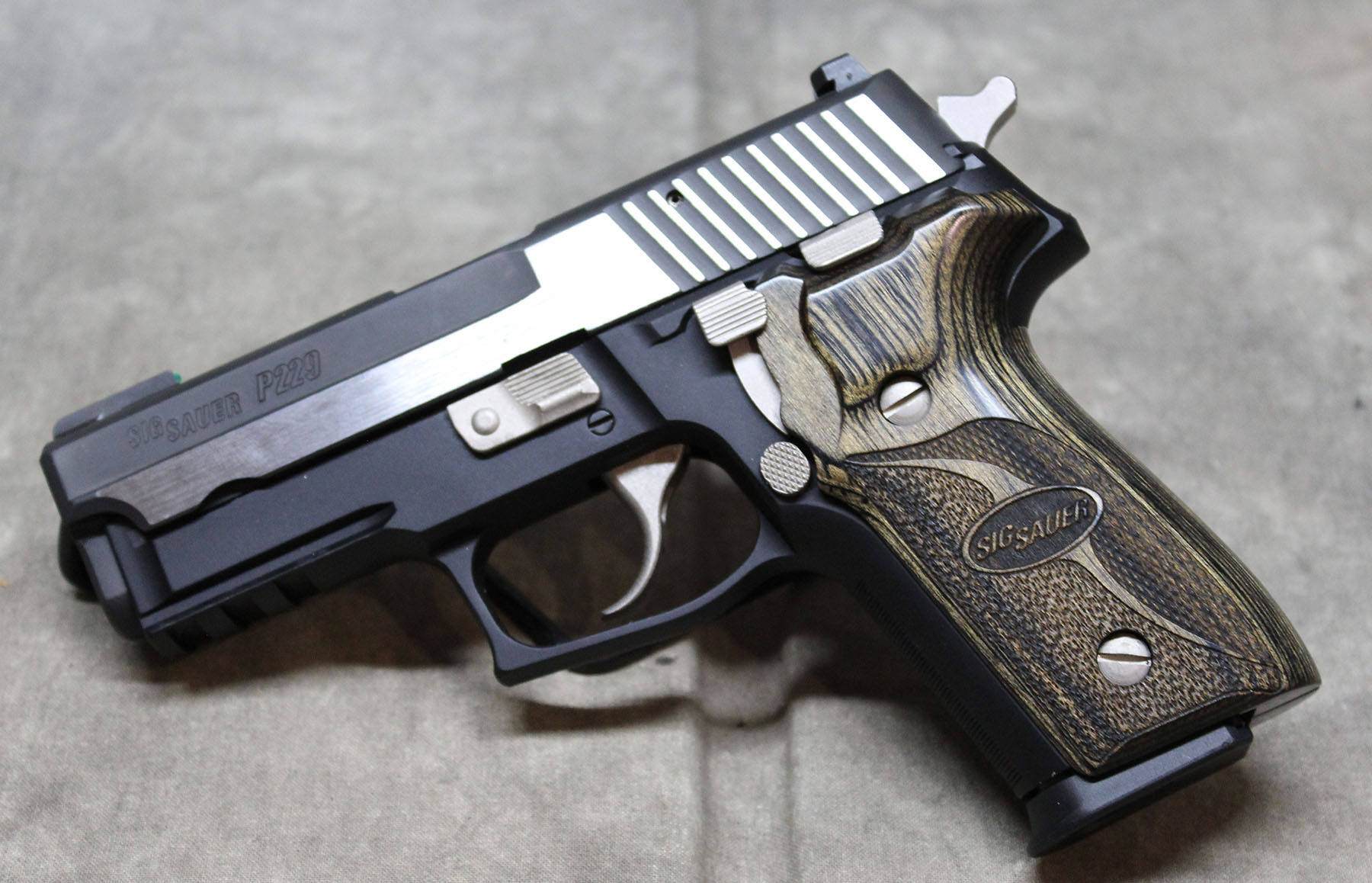 Sig Sauer ~ P229 Equinox ~ .40 - Sig Sauer