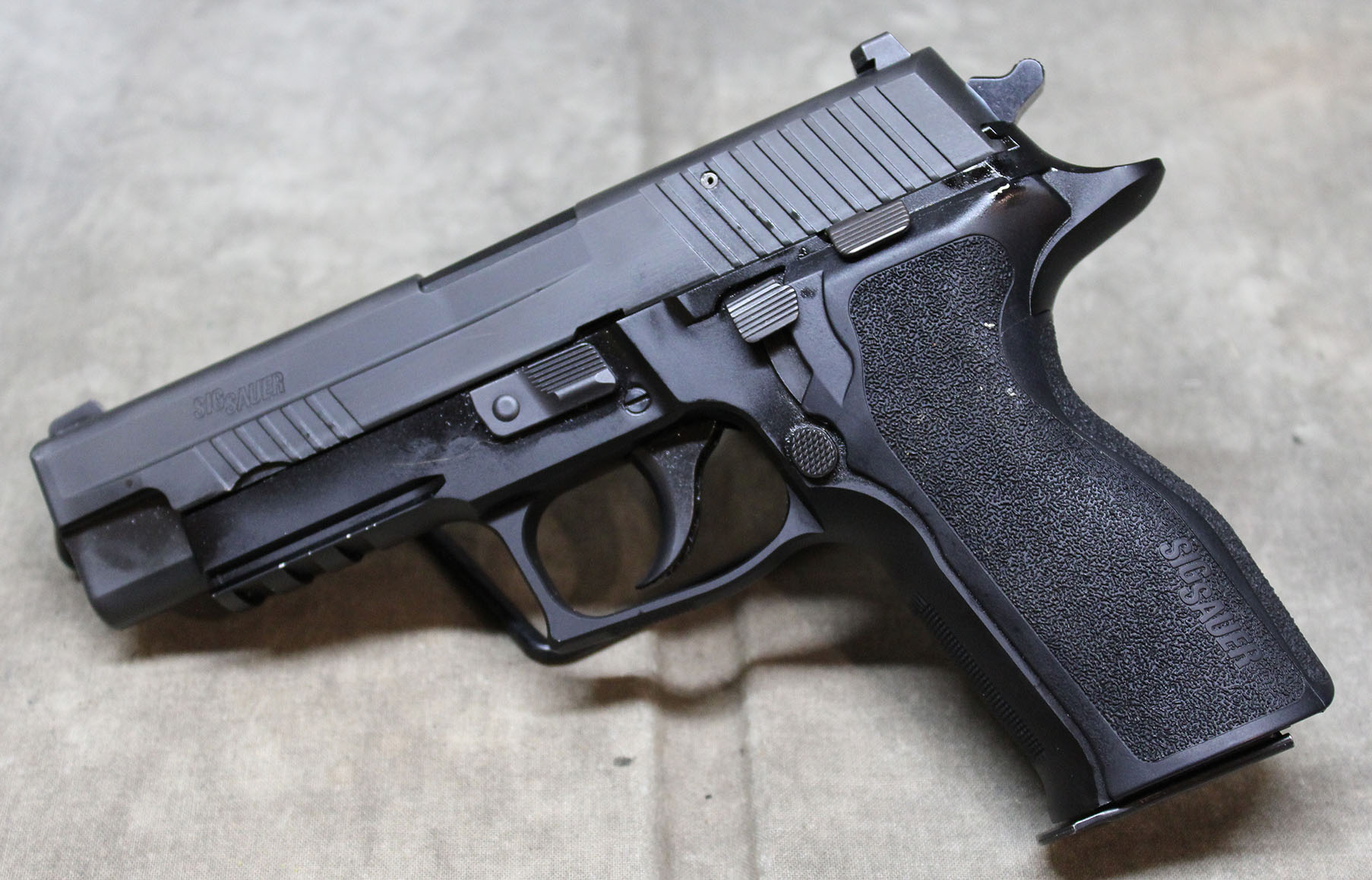 Sig Sauer ~ P226 ~ 9mm