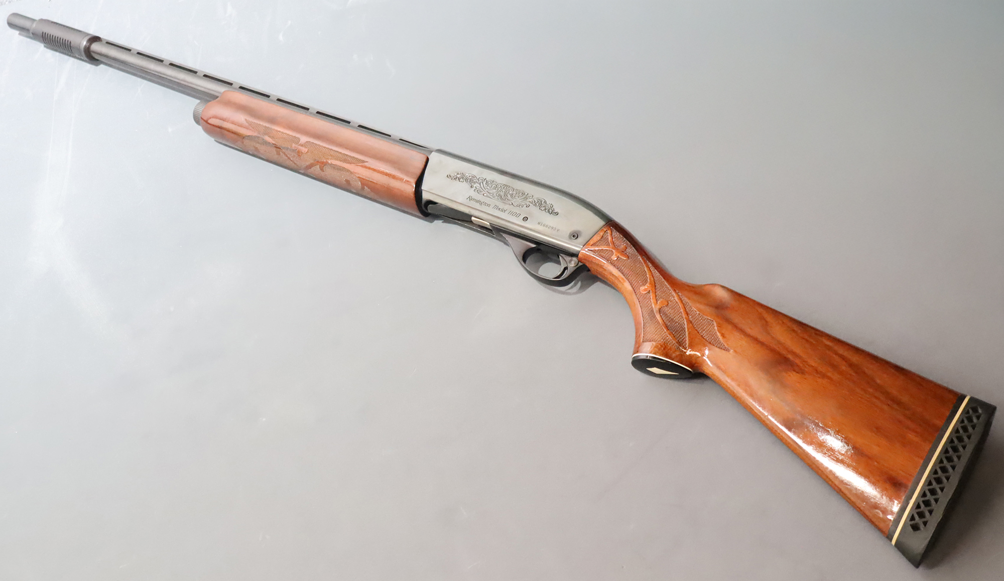REMINGTON 1100 12 GAUGE SHOTGUN WITH CUTTS CHOKE AND 2 CHOKES - Remington