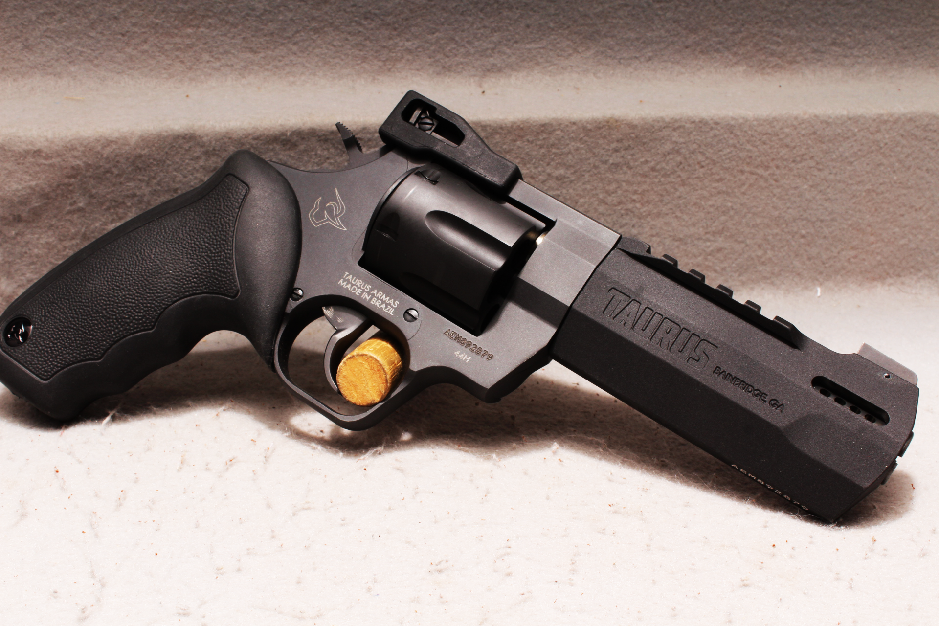 Taurus Armas Raging Hunter 44 Rem Mag. - Taurus
