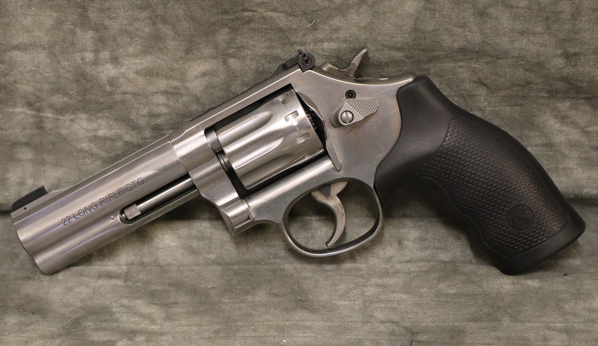SMITH & WESSON ~ 617-6 ~ .22 LONG RIFLE