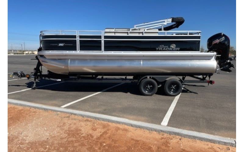2027 SUN TRACKER FISHIN BARGE 20 DLX | Mack's Prairie Wings